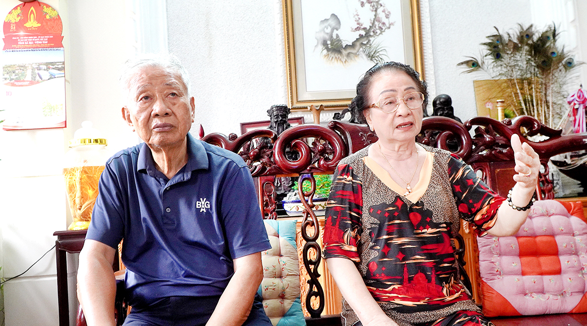 Bà Phạm Thị Sơn, Nguyên Trưởng ban vận động thanh niên huyện Châu Thành cũ và chồng - ông Trần Văn Khánh, Nguyên Bí thư Tỉnh ủy kể về không khí tham gia Chiến dịch Bình Giã.