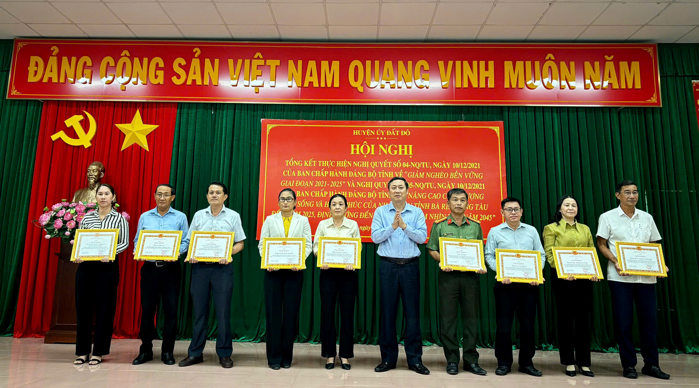 Huyện Đất Đỏ tặng giấy khen cho các tập thể có thành tích xuất sắc trong thực hiện Nghị quyết 04, Nghị quyết 05.