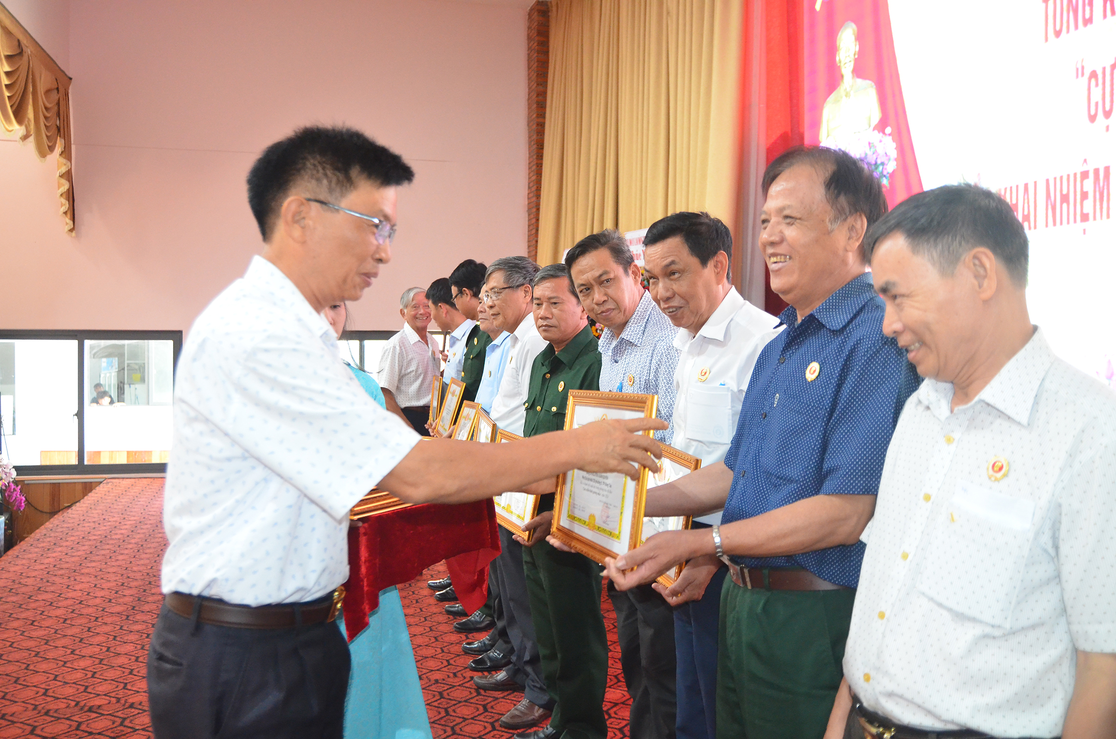 Lãnh đạo Hội Cựu chiến binh tỉnh trao bằng Khen cho các tập thể, cá nhân có thành tích xuất sắc trong phong trào thi đua yêu nước “CCB gương mẫu” năm 2024.