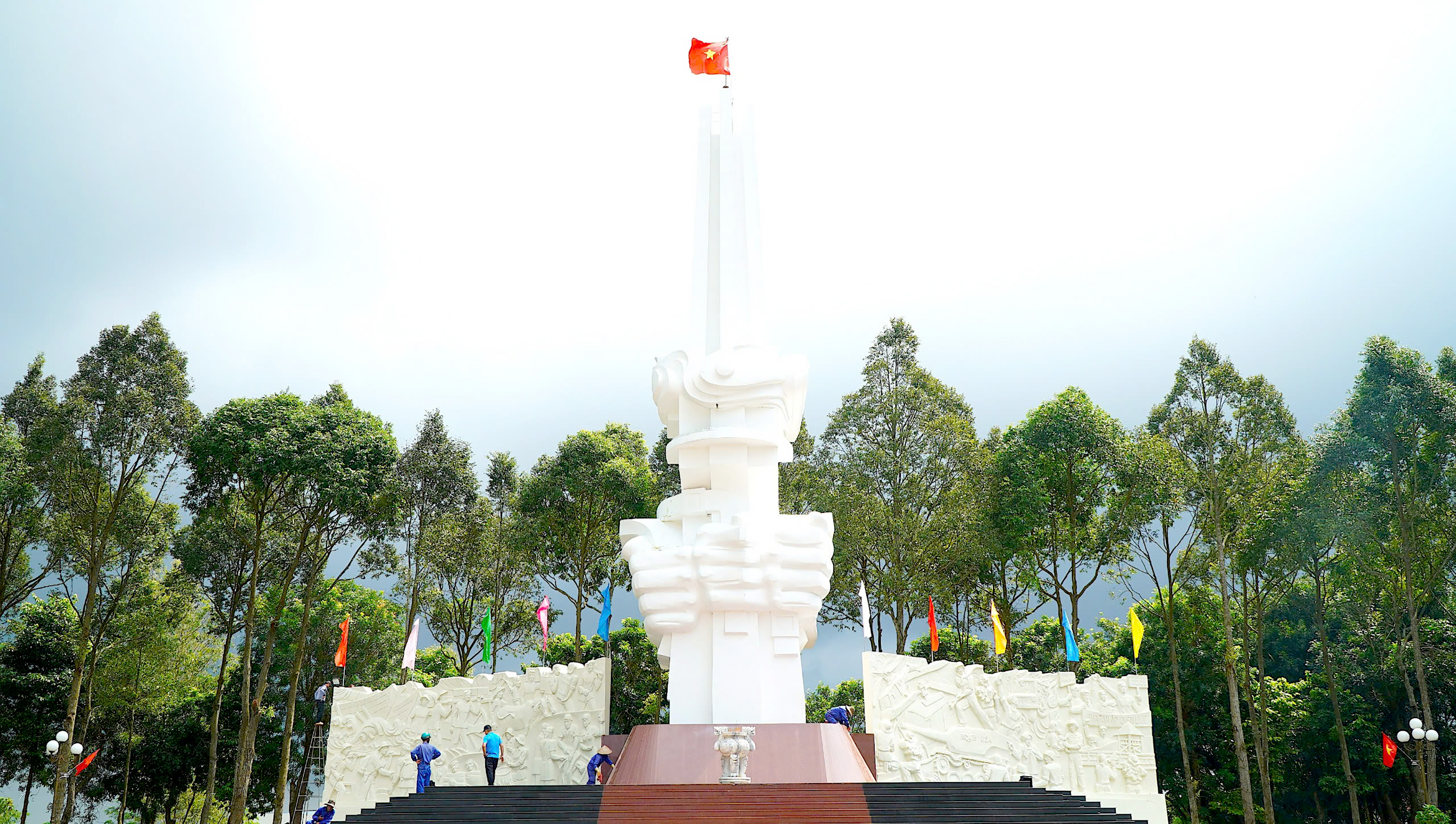 Tượng đài chiến thắng Bình Giã. Ảnh: NHẬT LINH