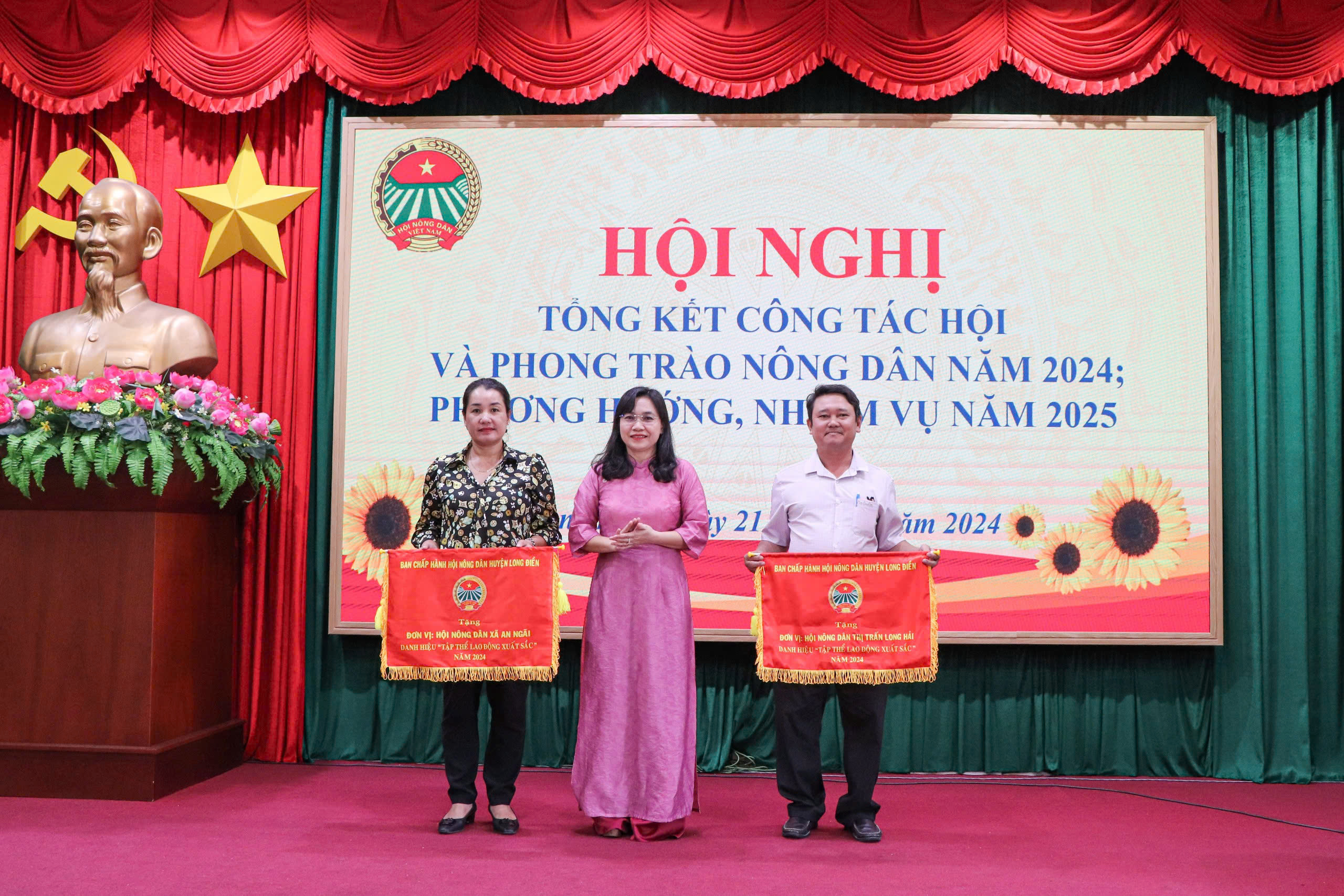 Bà Trương Thị Kim Phượng, Phó Chủ tịch Hội Nông dân tỉnh tặng Cờ thi đua cho Hội Nông dân TT.Long Hải và xã An Ngãi đạt nhiều thành tích xuất sắc trong công tác Hội và phong trào nông dân năm 2024