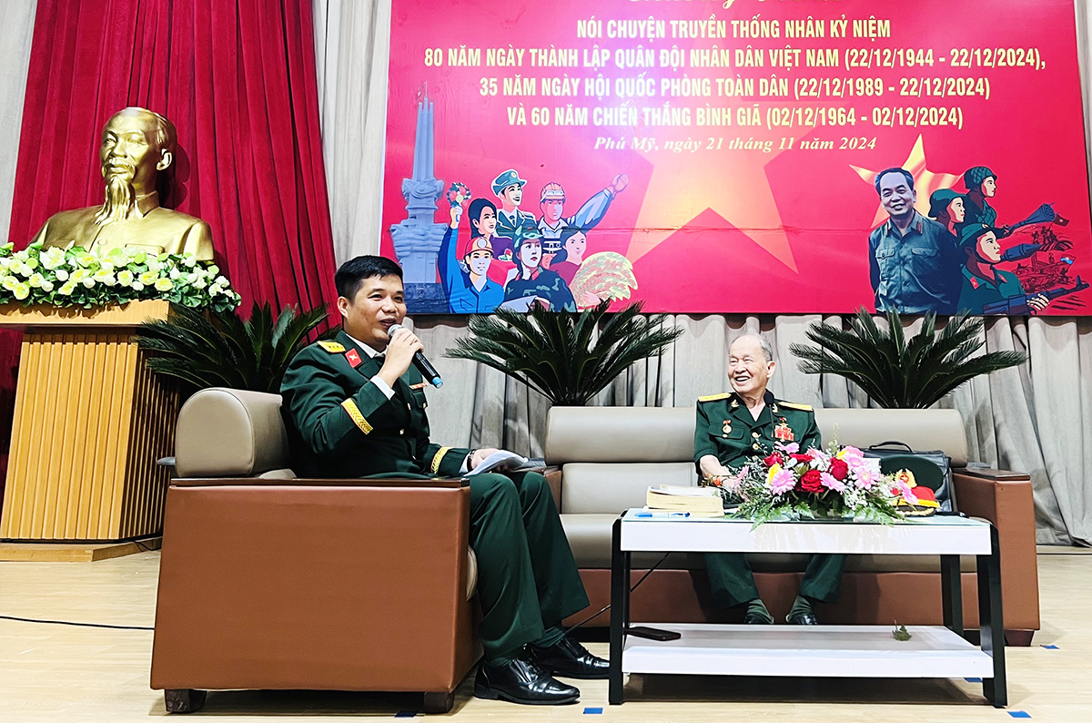 Đại tá Nguyễn Văn Tàu (bí danh Tư Cang) - Anh hùng Lực lượng vũ trang Nhân dân ở buổi nói chuyện truyền thống tại TX.Phú Mỹ.