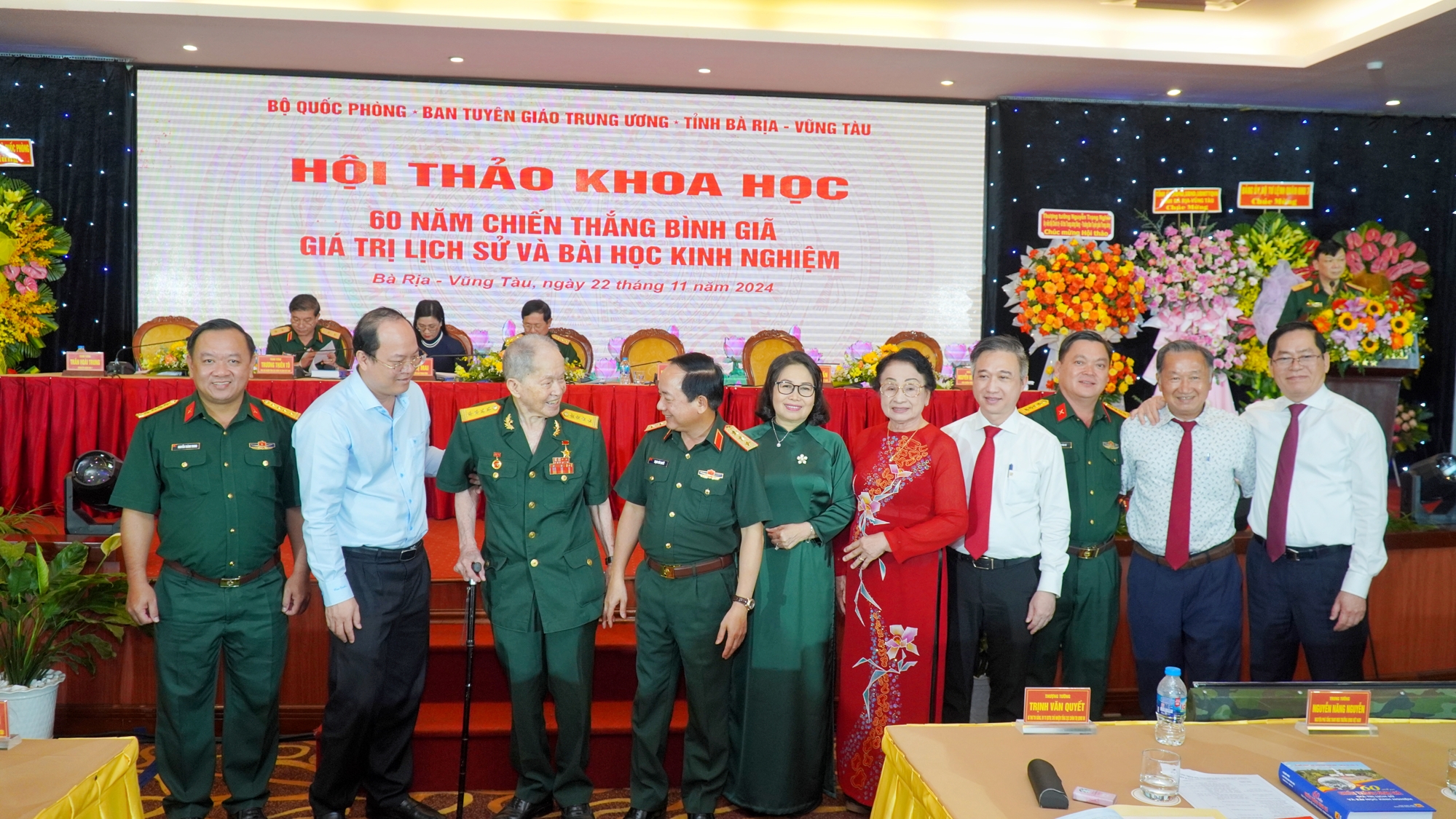 Đại biểu, các thế hệ lãnh đạo qua các thời kỳ gặp mặt tại hội thảo.