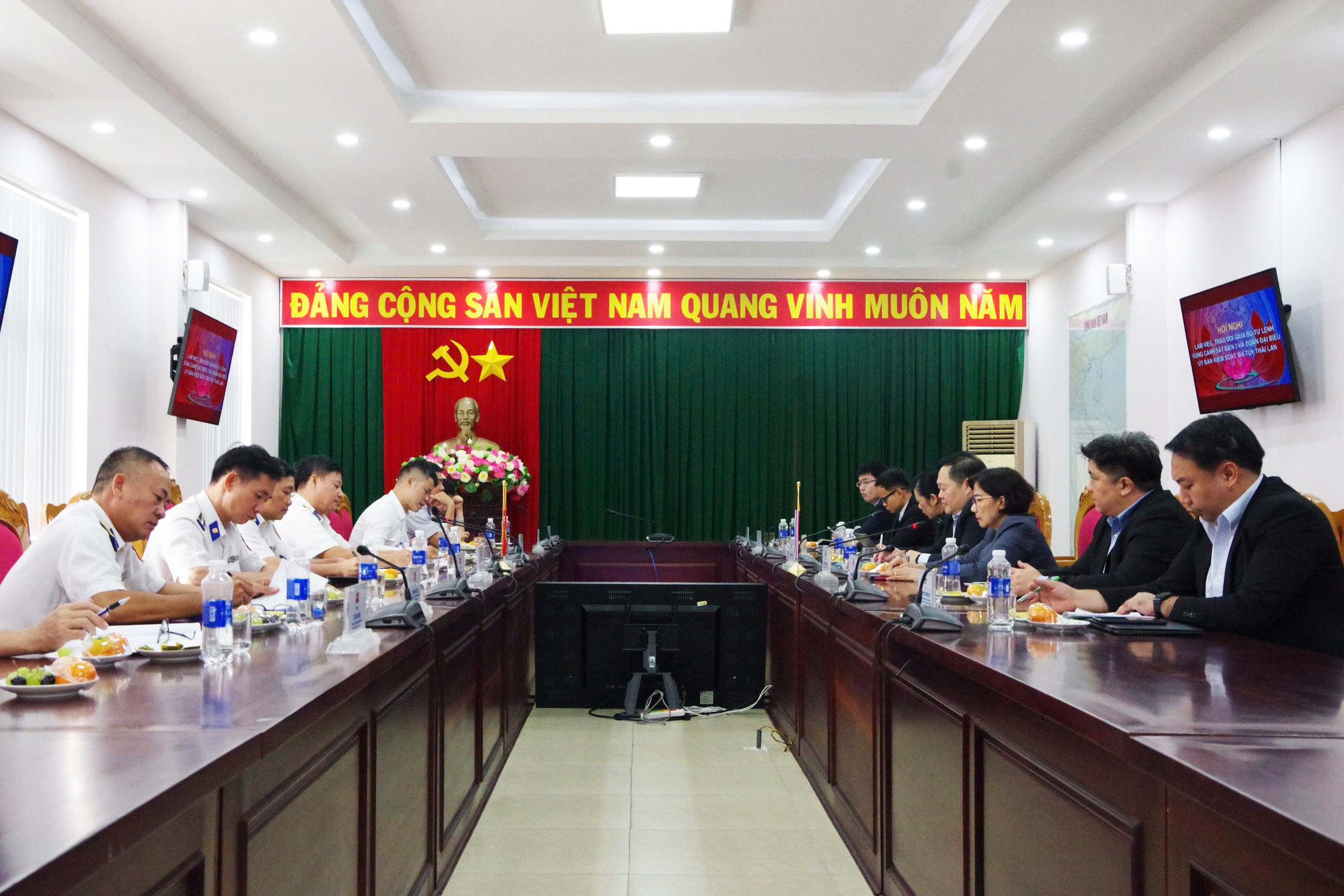 Quang cảnh buổi làm việc.