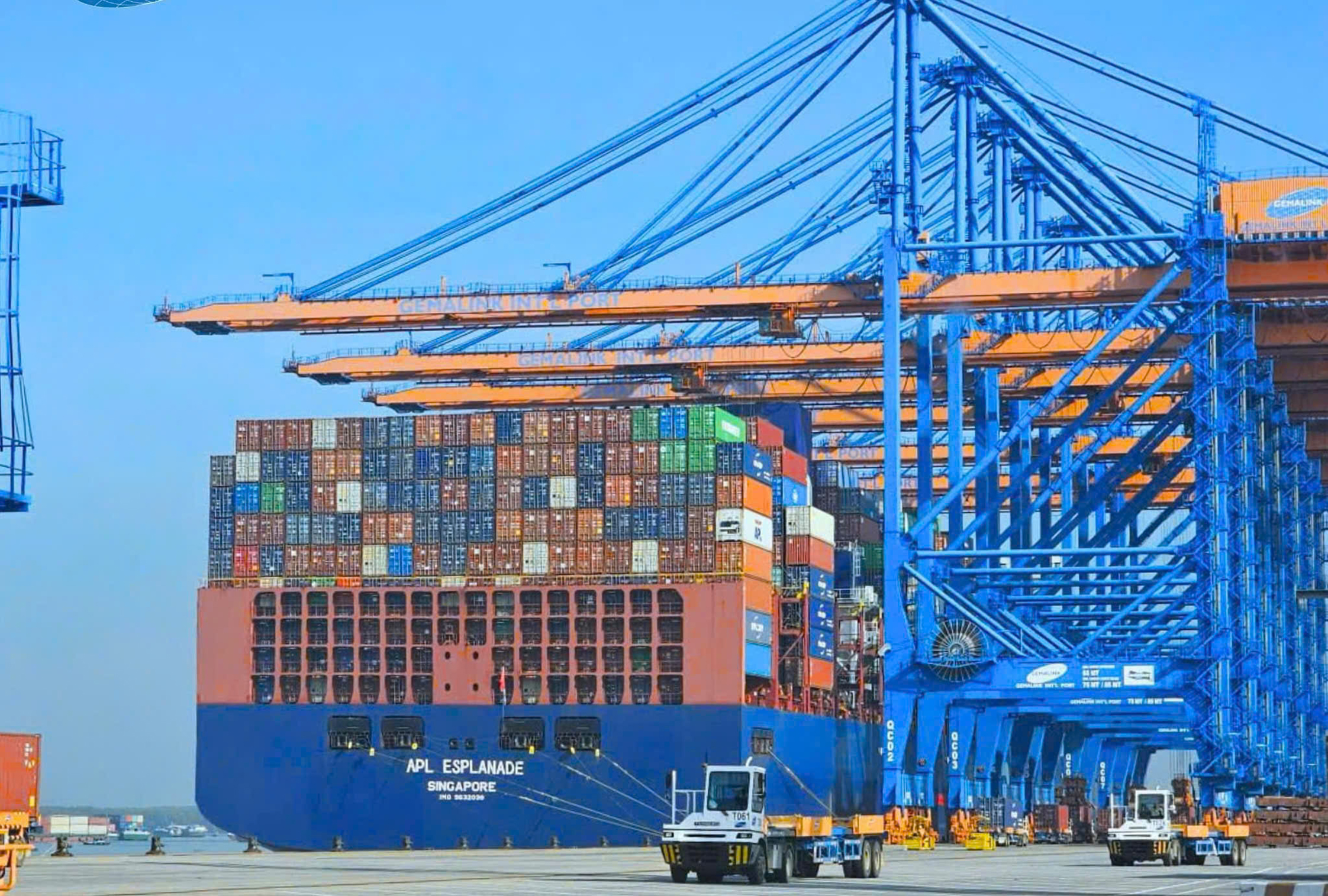 Tàu APL ESPLANADE thuộc tuyến dịch vụ JAX (US - Asia) làm hàng tại cảng Gemalink.