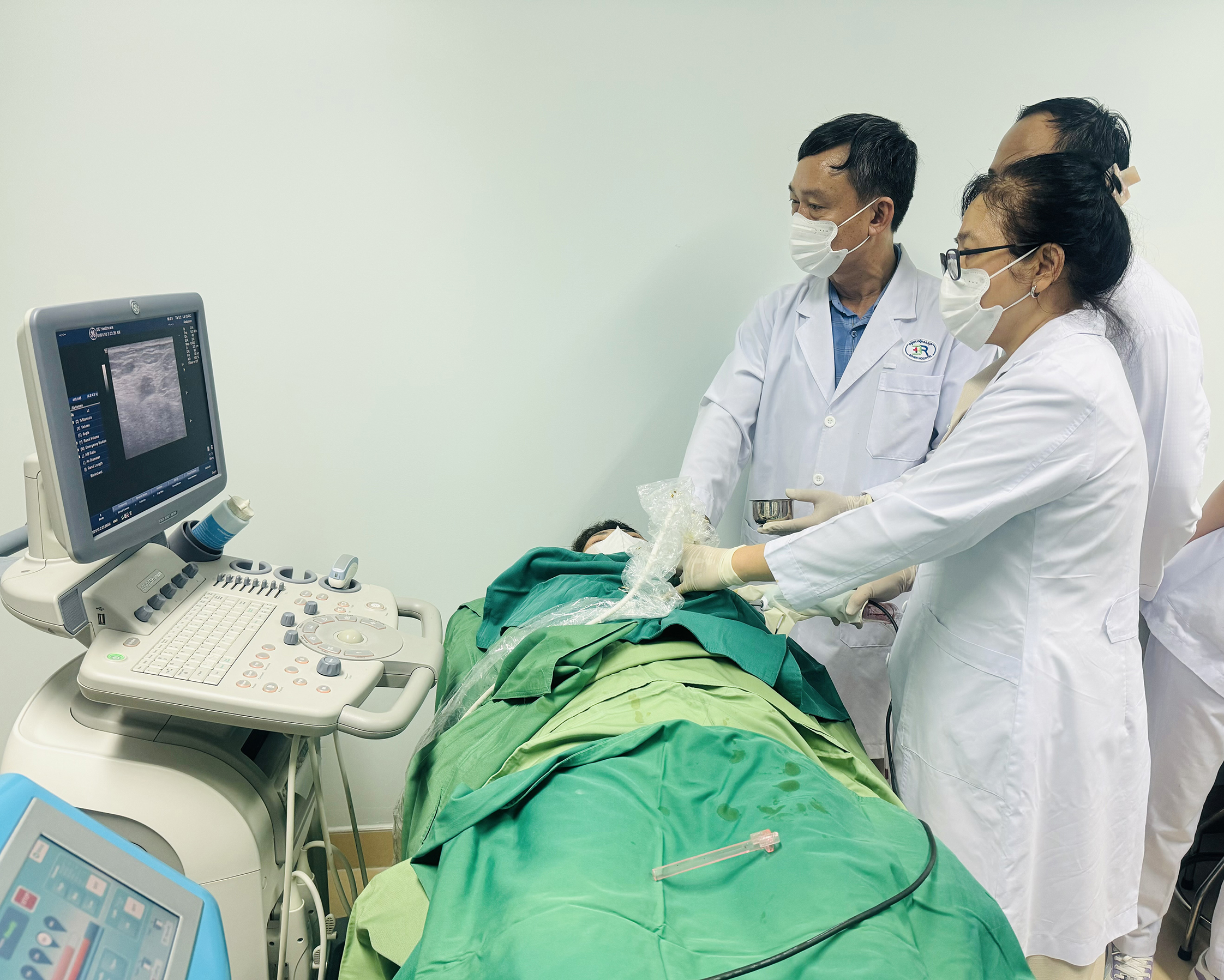 Bác sĩ Bệnh viện Ung bướu TP.Hồ Chí Minh hỗ trợ Bệnh viện Bà Rịa điều trị u vú bằng hút chân không VABB.