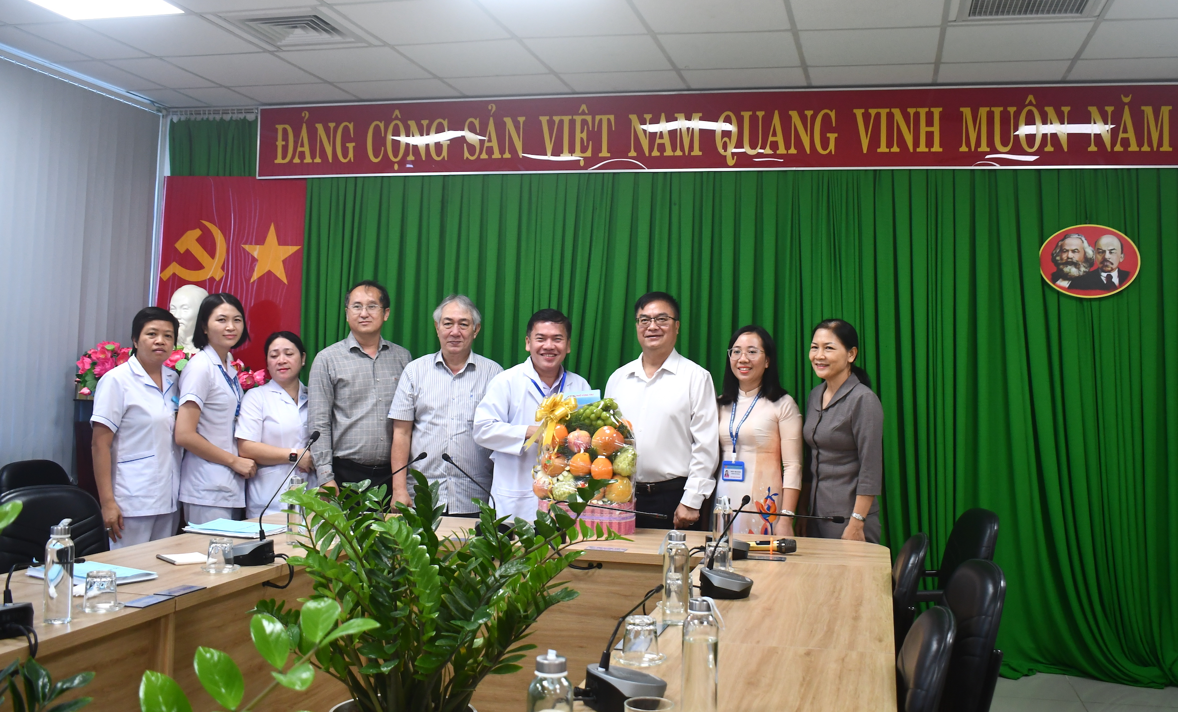 Lãnh đạo TP.Vũng Tàu tặng quà đội ngũ y, bác sĩ Bệnh viện Vũng Tàu tận tình cứu chữa bệnh nhân kịp thời.