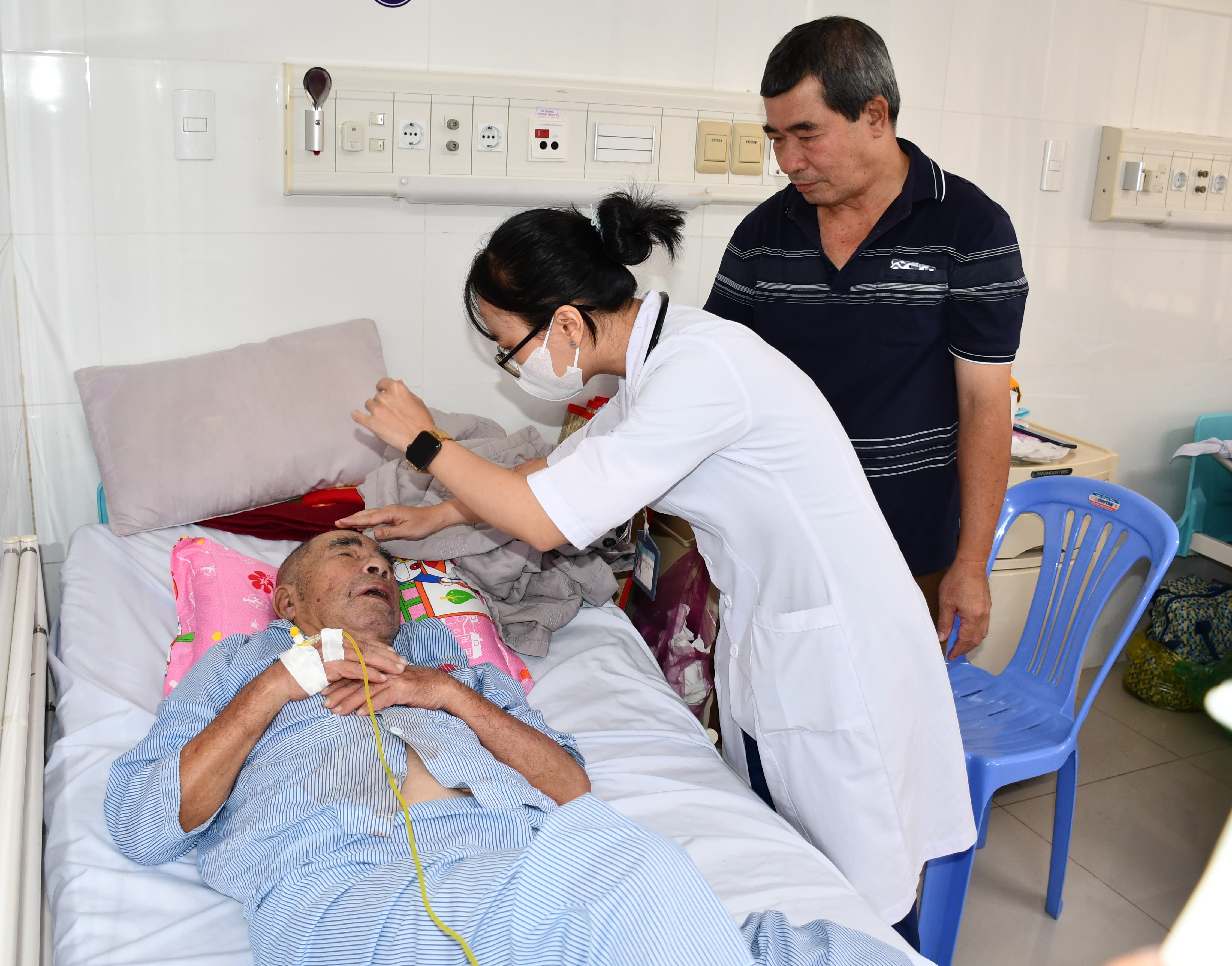 Các bác sĩ kỳ vọng Nhà nước sẽ nâng lương và mức phụ cấp cho đội ngũ y, bác sĩ.  Trong ảnh: Bác sĩ Bệnh viện Vũng Tau khám bệnh cho người dân.