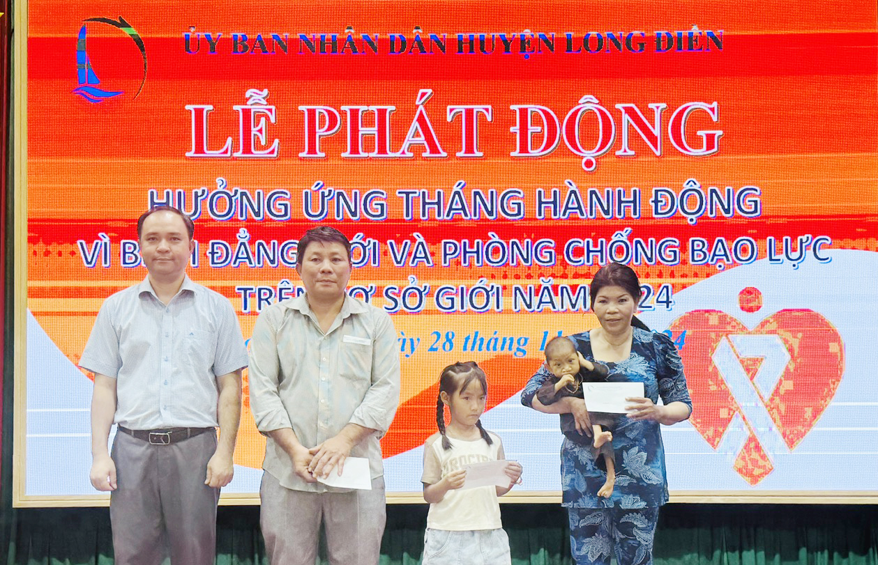 Ông Lê Hữu Hiền, Phó Chủ tịch UBND huyện, Trưởng Ban Vì sự tiến bộ phụ nữ huyện Long Điền tặng quà cho hộ dân thực hiện tốt  bình đẳng giới và trẻ em có hoàn cảnh khó khăn tại lễ phát động.