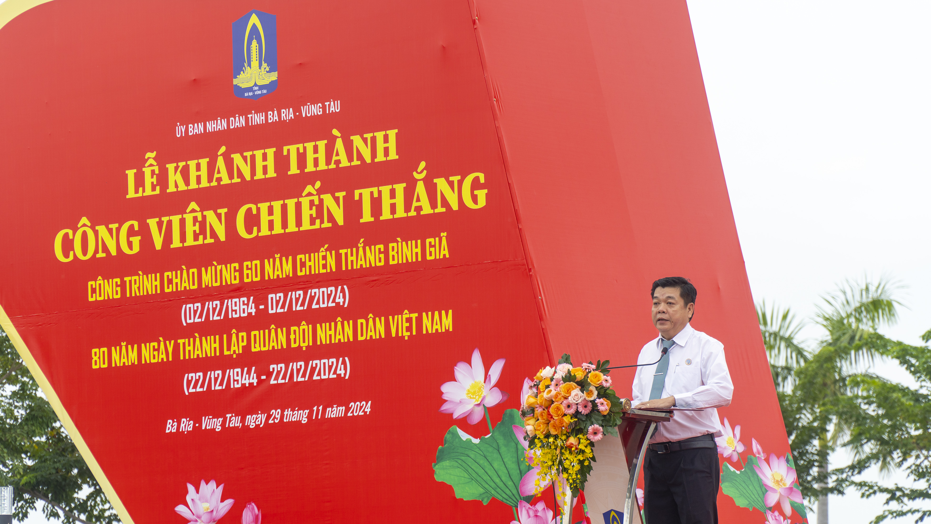 Ông Trần Thanh Tịnh, Giám đốc Ban Quản lý dự án chuyên ngành dân dụng và công nghiệp tỉnh, chủ đầu tư dự án báo cáo tại buổi lễ.