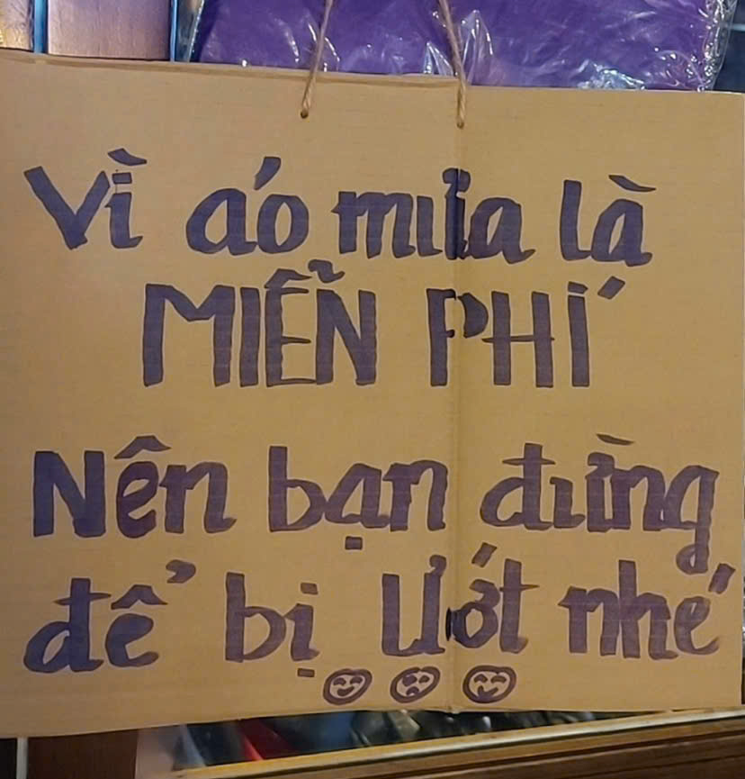 Tấm bảng và áo mưa miễn phí đặt cạnh lối ra vào tại quán STEAK VIỆT.