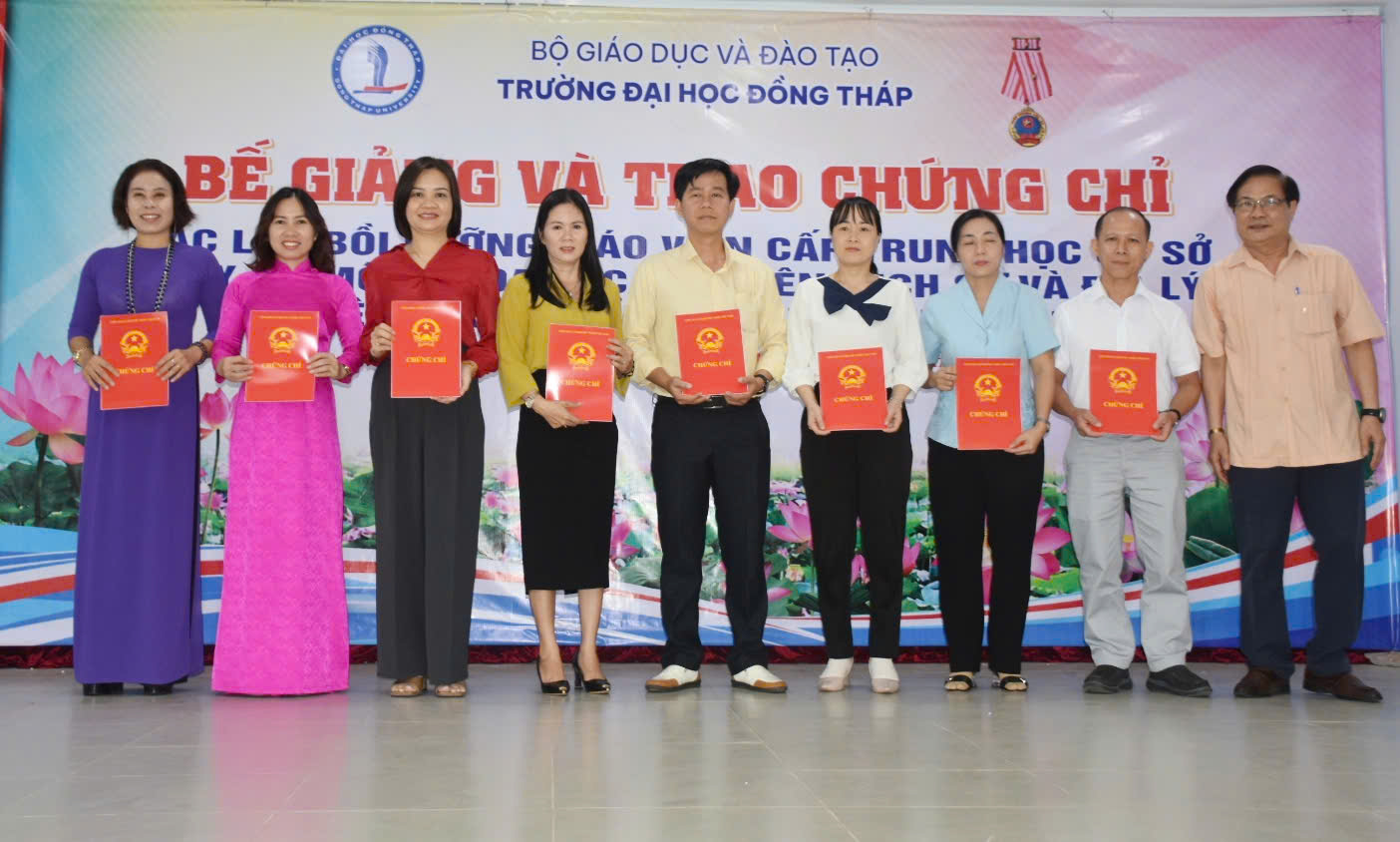 Các GV được nhận chứng chỉ hoàn thành khóa học.