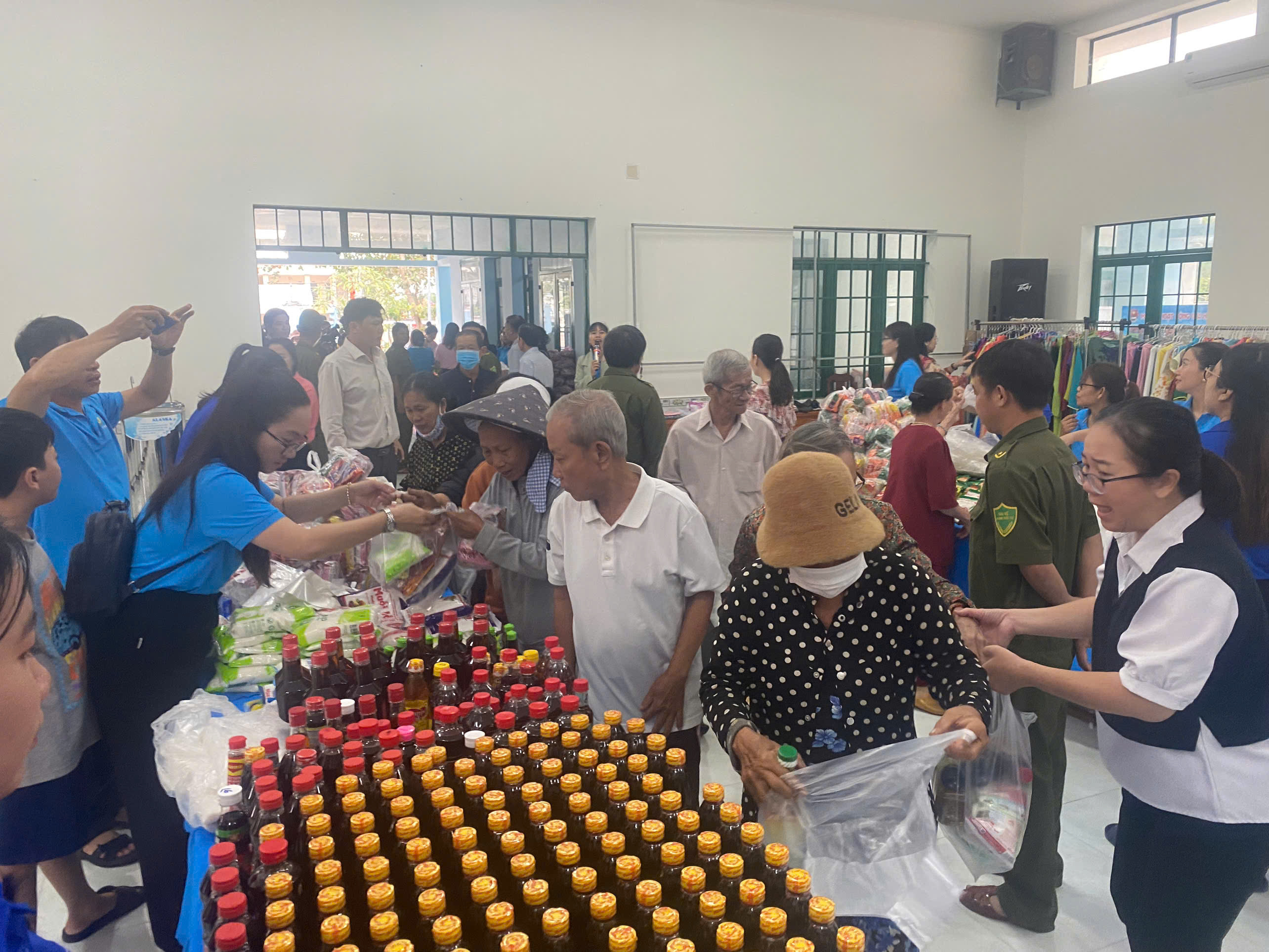Người dân mua sắm những món đồ cần thiết với giá 0 đồng.