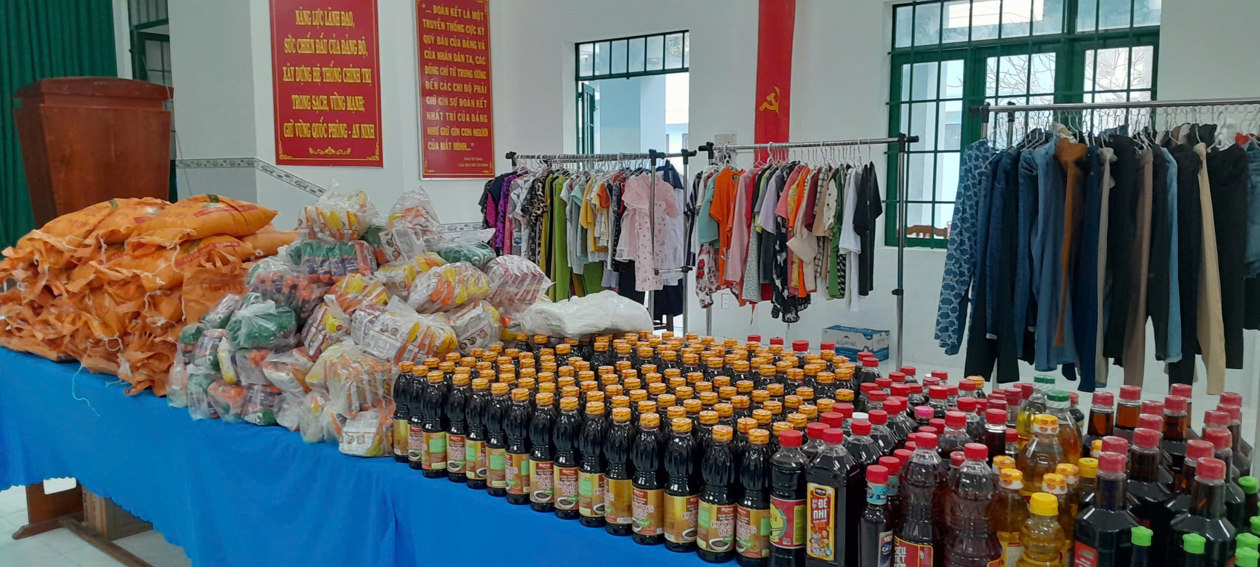 Các gian hàng đầy ắp nhu yếu phẩm mới được bày bán tại phiên chợ.