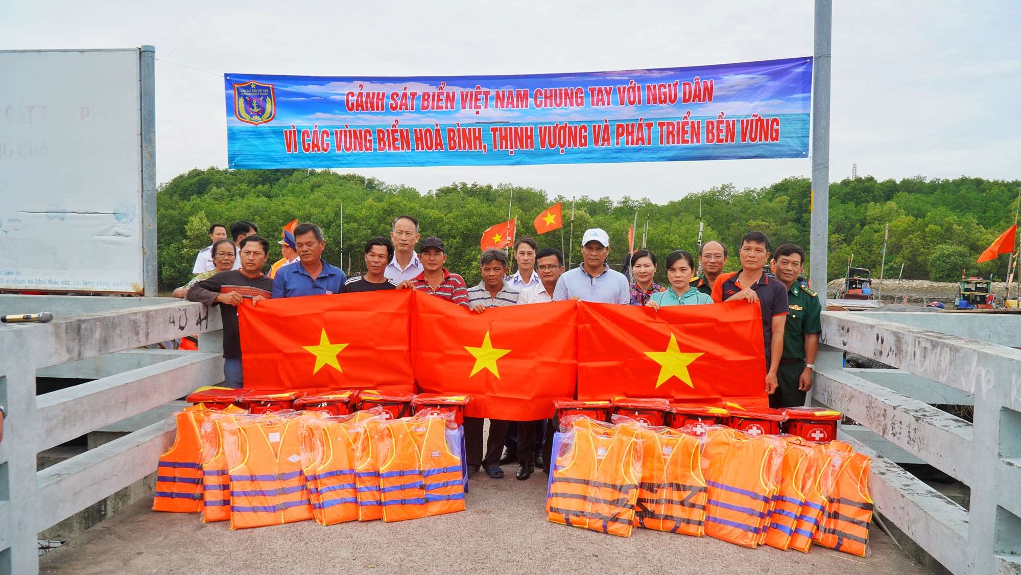 BTC chương trình tặng quà, cờ Tổ quốc cho bà con Nhân dân.