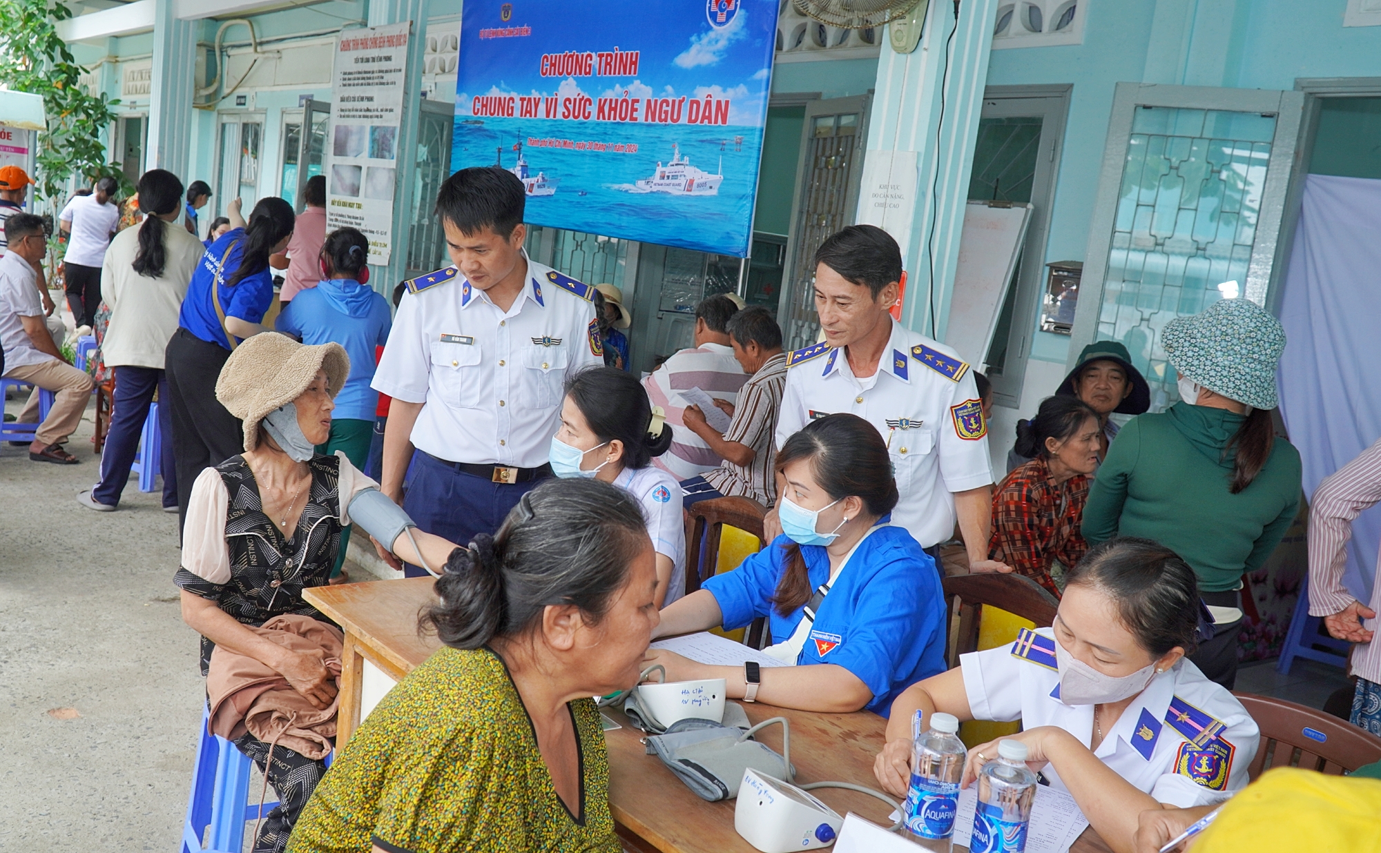 Bộ Tư lệnh Vùng Cảnh sát biển 3 phối hợp với Bệnh viện Hùng Vương (TP.Hồ Chí Minh) khám bệnh, tư vấn sức khỏe, phát thuốc miễn phí cho người dân.