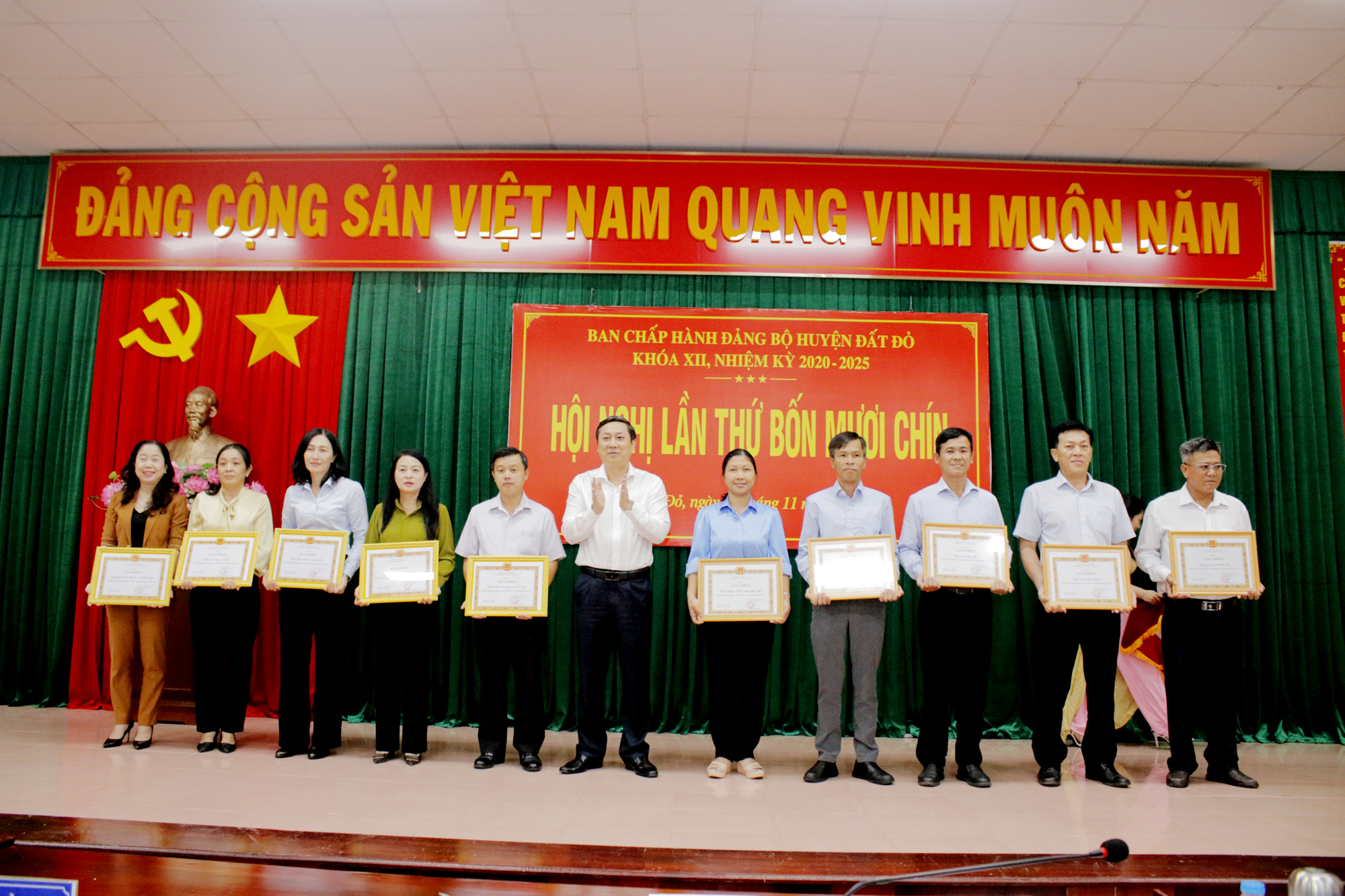 Ông Nguyễn Công Danh, Bí thư Huyện ủy Đất Đỏ trao Giấy khen cho các tập thể có thành tích xuất sắc trong công tác Tuyên giáo, tổ chức xây dựng Đảng, kiểm tra giám sát năm 2024.