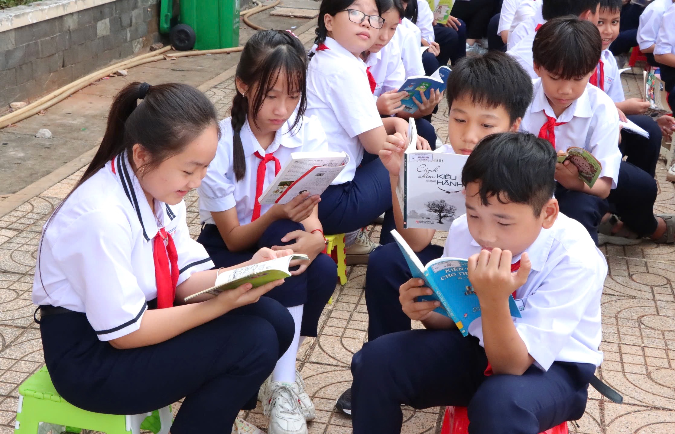Học sinh Trường THCS Đất Đỏ (TT.Đất Đỏ, huyện Đất Đỏ) đọc sách tại ngày hội sách tổ chức sáng 2/12.
