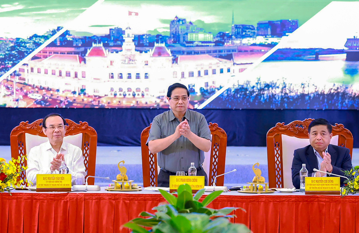 Thủ tướng Chính phủ Phạm Minh Chính; Bí thư Thành ủy TP. Hồ Chí Minh Nguyễn Văn Nên; Bộ trưởng Bộ KH-ĐT Nguyễn Chí Dũng chủ trì hội nghị.