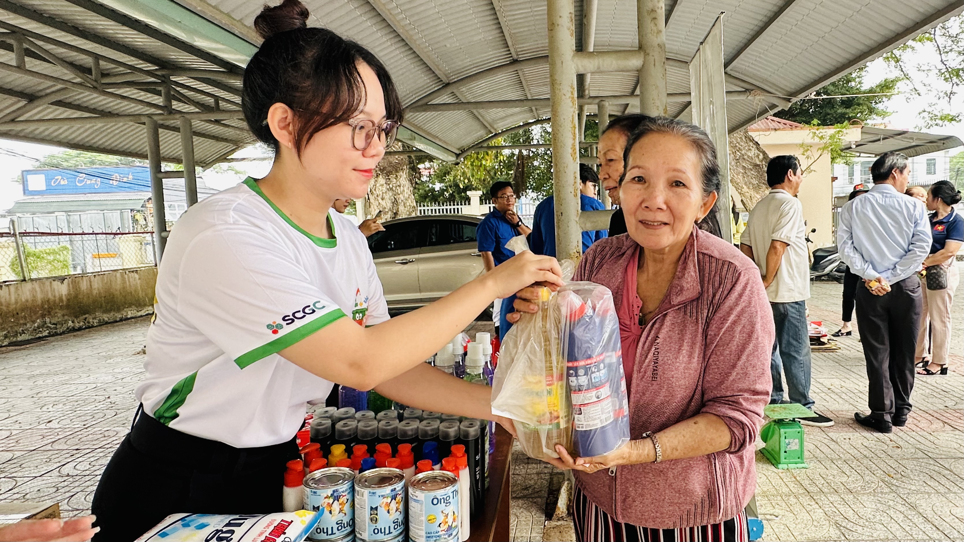 Người dân xã Long Sơn đưa rác tái chế đến đổi nhu yếu phẩm tại ngày hội “Green day”.