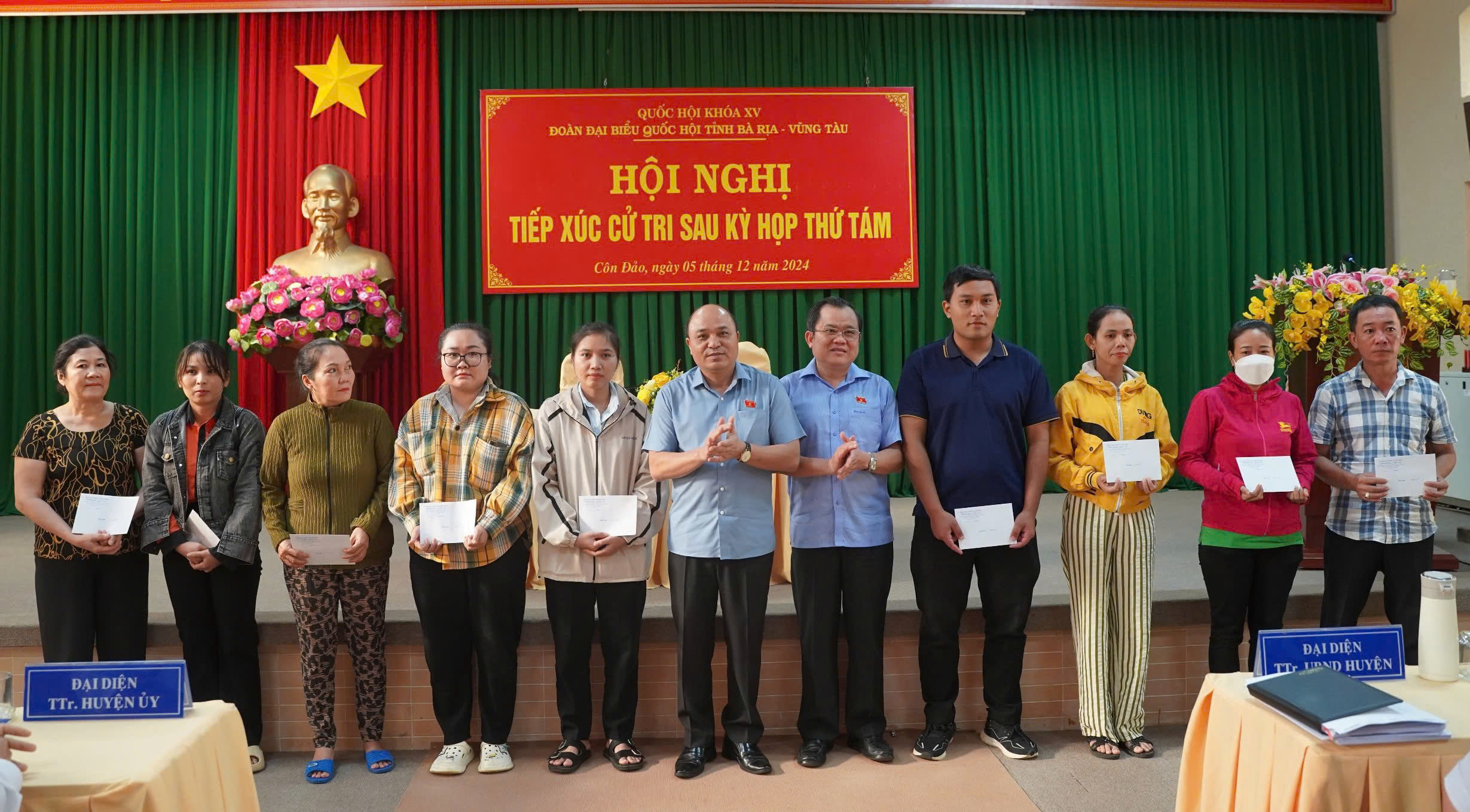 Đoàn ĐBQH tỉnh tặng quà người lao động có hoàn cảnh khó khăn tại huyện Côn Đảo.