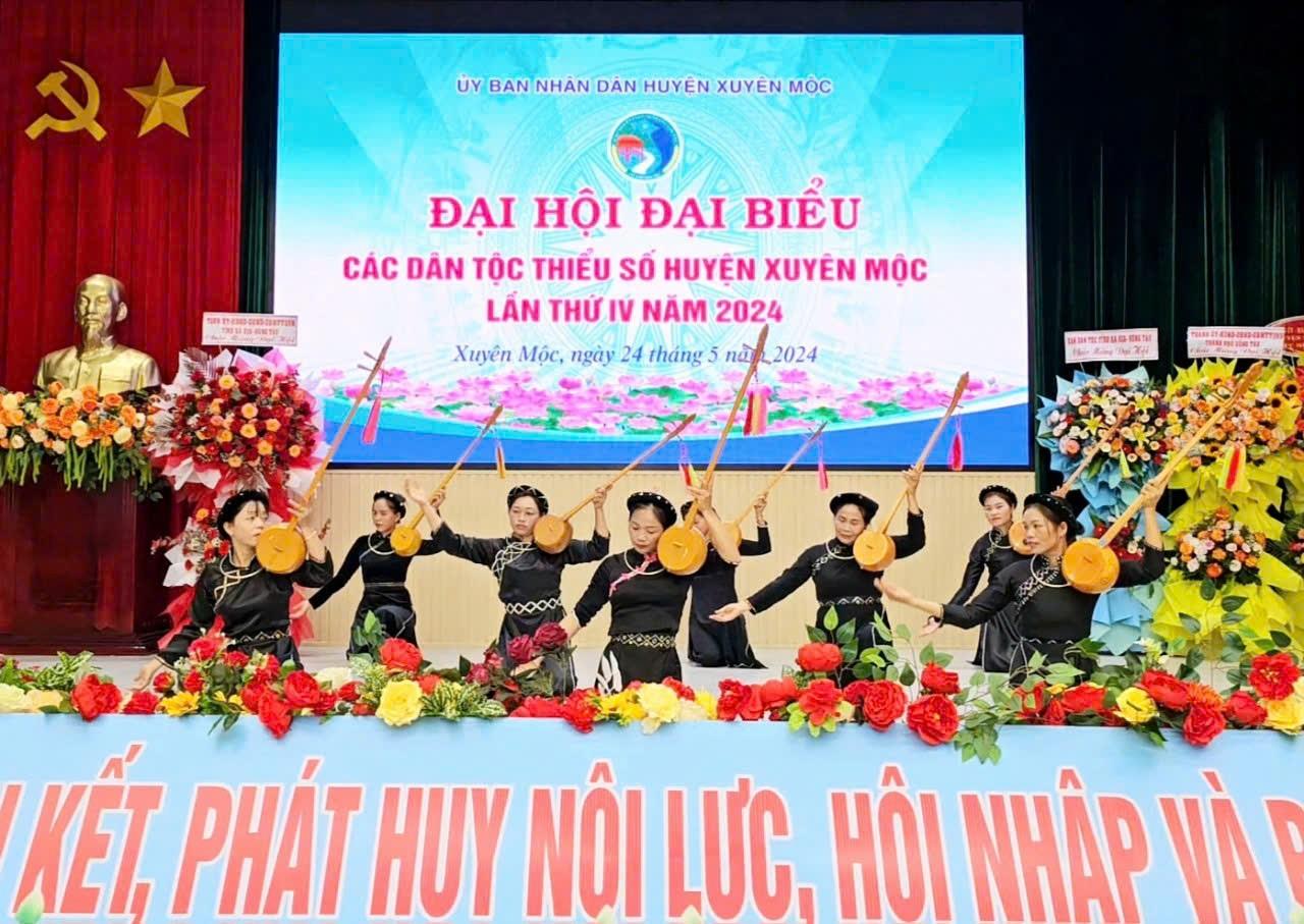 CLB Hát then xã Tân Lâm biểu diễn tại Đại hội đại biểu các dân tộc thiểu số huyện Xuyên Mộc lần thứ IV năm 2024 vào ngày 24/5/2024.