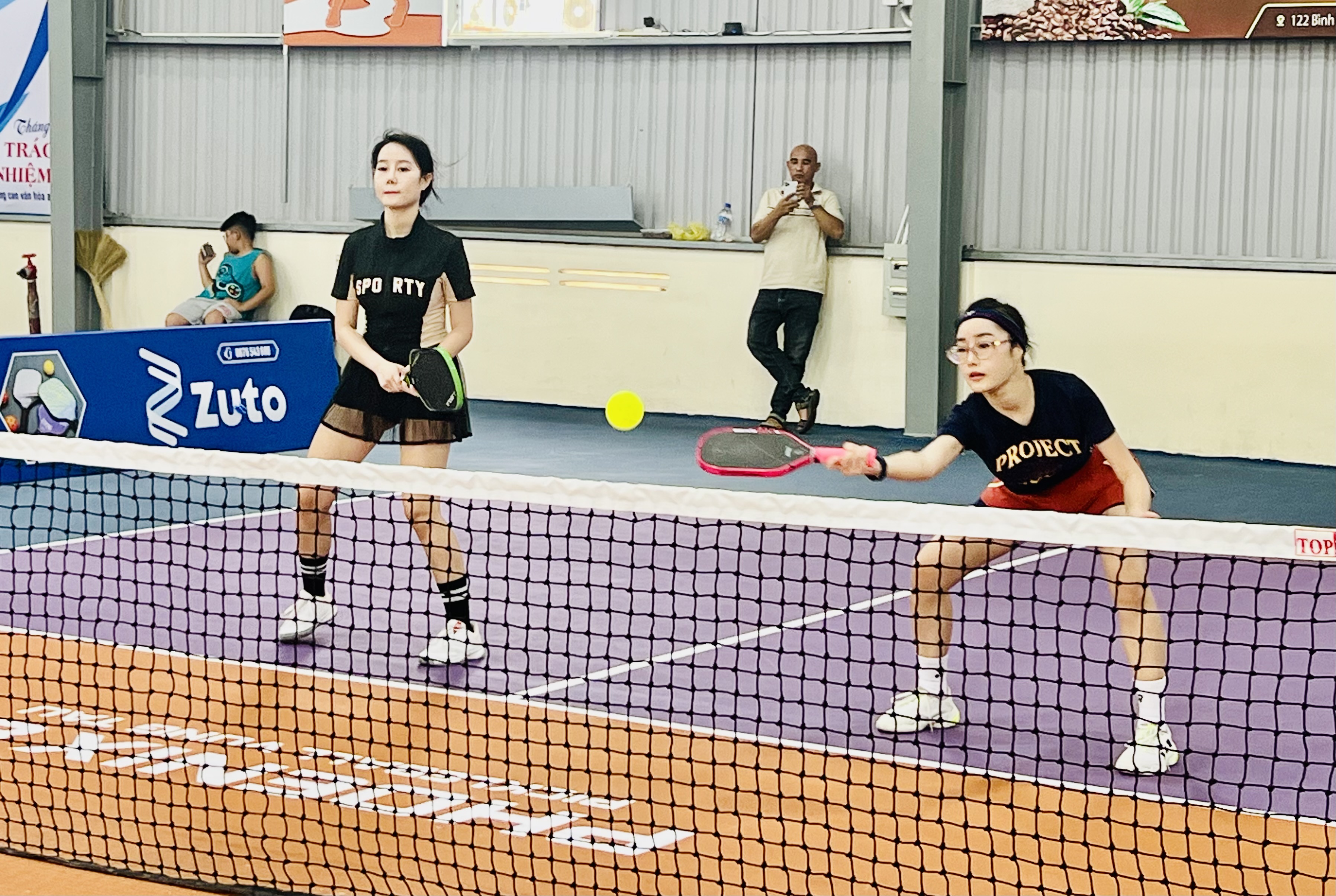 Các VĐV thi đấu nội dung đôi nữ sau lễ khai mạc.