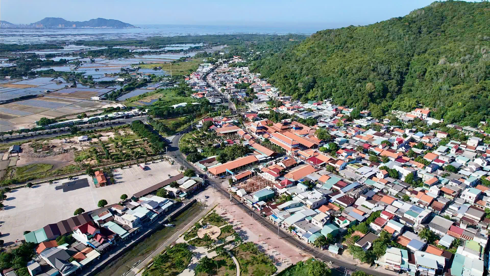 Trước kia, người dân xã đảo Long Sơn chủ yếu sống nhờ nghề muối và đánh bắt thủy sản ven bờ. Tuy nhiên, sự phát triển hạ tầng giao thông mạnh mẽ, đặc biệt là các cây cầu nối liền đảo với đất liền, đã giúp Long Sơn thay đổi vượt bậc.