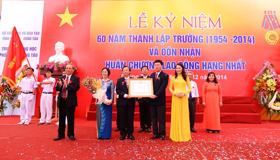 Năm 2014, Trường THPT Vũng Tàu đón nhận Huân chương Lao động hạng Nhất.