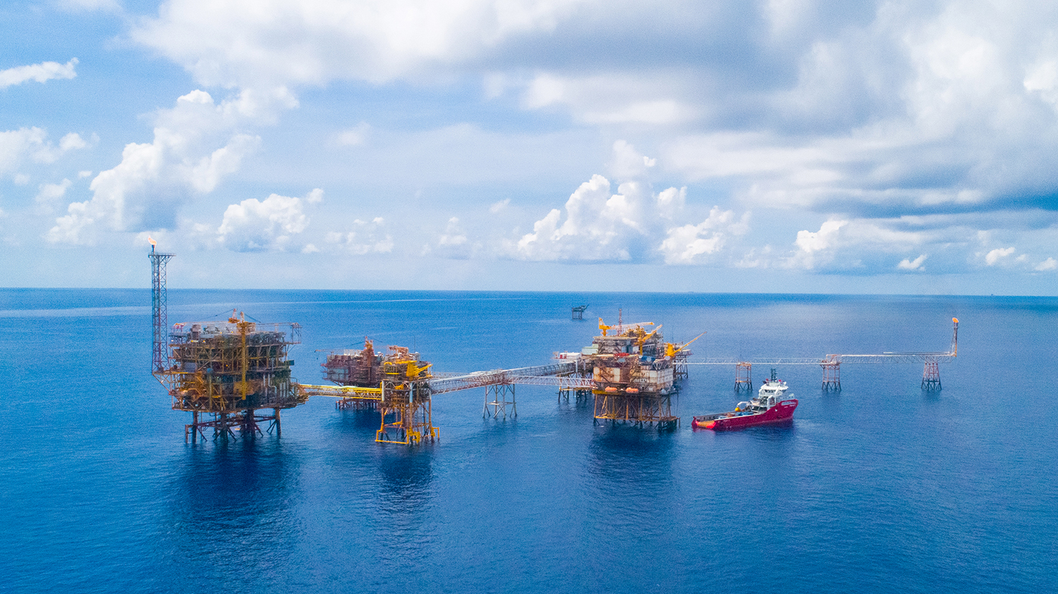 Khai thác dầu khí trên mỏ Bạch Hổ của Liên doanh Việt - Nga Vietsovpetro.