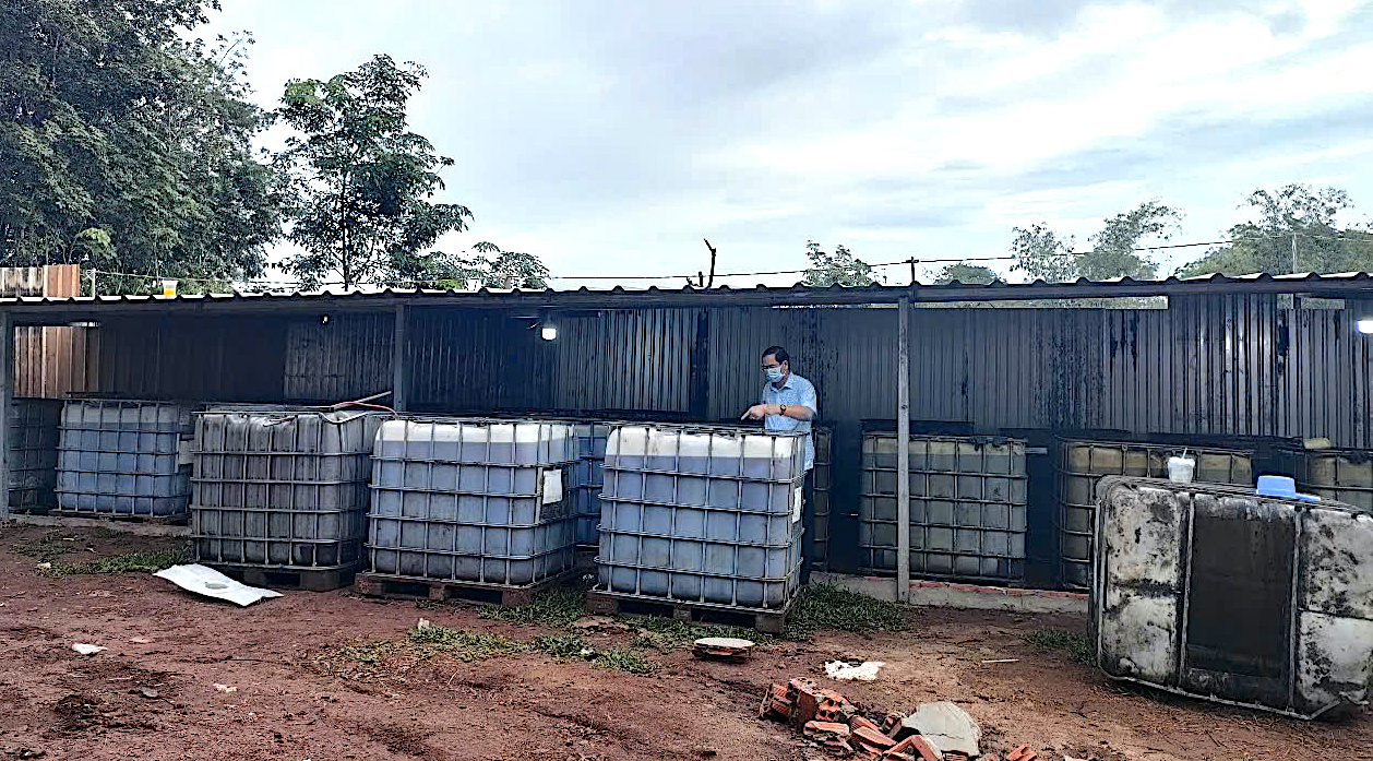 Ông Nguyễn Tấn Bản, Chủ tịch UBND huyện Châu Đức trực tiếp kiểm tra lò nấu nhớt thải vừa bị công an triệt phá.
