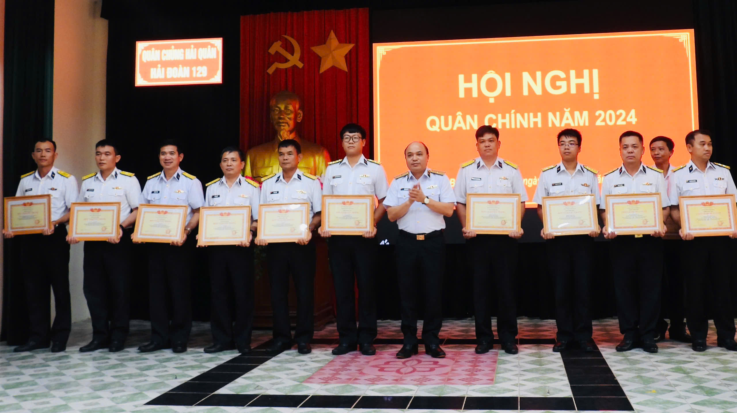 Chuẩn Đô đốc Đỗ Văn Yên, Phó Chính ủy Quân chủng Hải quân tặng giấy khen cho các cá nhân đạt thành xuất sắc trong thực hiện nhịm vụ năm 2024.