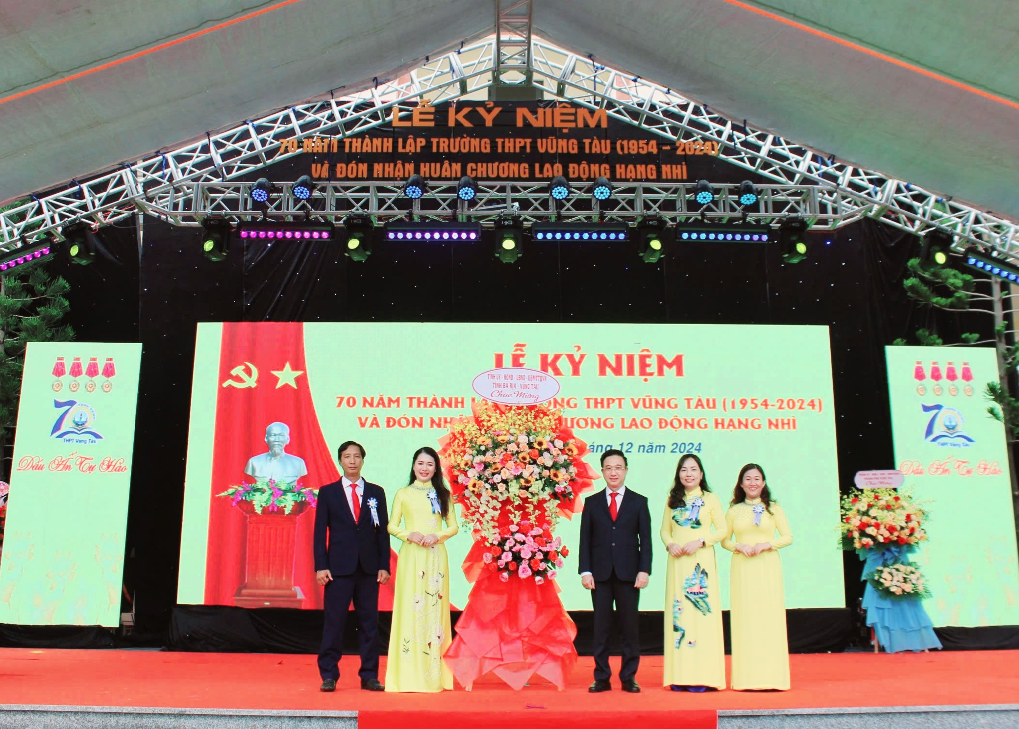 Ông Đặng Minh Thông, Phó Chủ tịch UBND tỉnh tặng hoa chúc mừng tập thể Trường THPT Vũng Tàu.