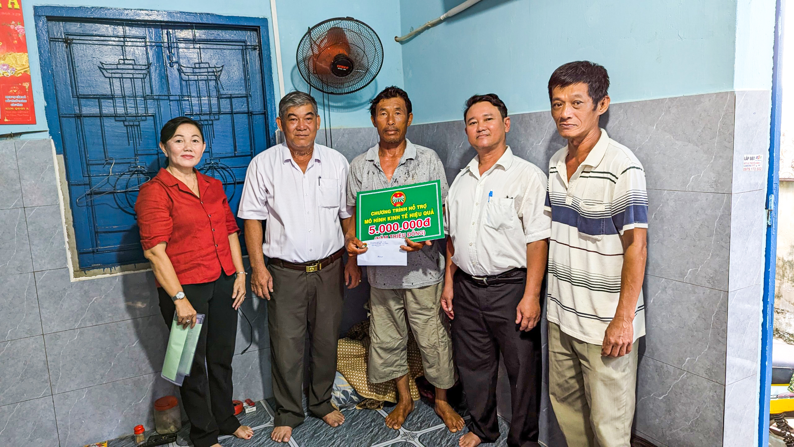 Ông Võ Văn Nghĩa (thứ 2 từ trái qua), Chủ tịch Hội Nông dân huyện Long Điền trao kinh phí hỗ trợ mua sắm  ngư cụ cho hộ ông Nguyễn Khánh (khu phố Hải Hà 2, TT.Long Hải).