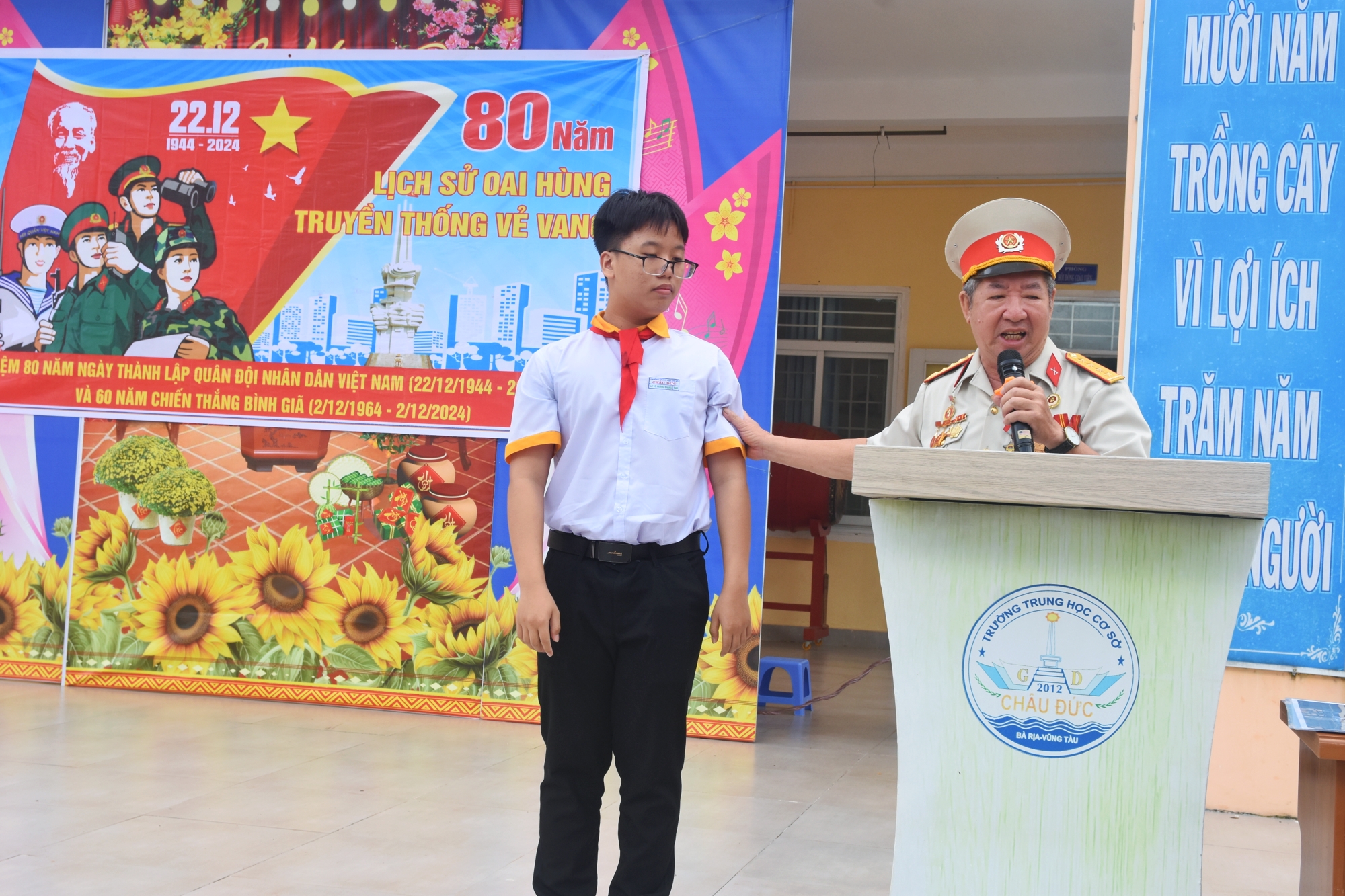 Cựu chiến binh Phạm Xuân Ninh, Phó Trưởng Ban Liên lạc Cựu Chiến binh Trung đoàn 33 nói chuyện lịch sử với học sinh huyện Châu Đức.