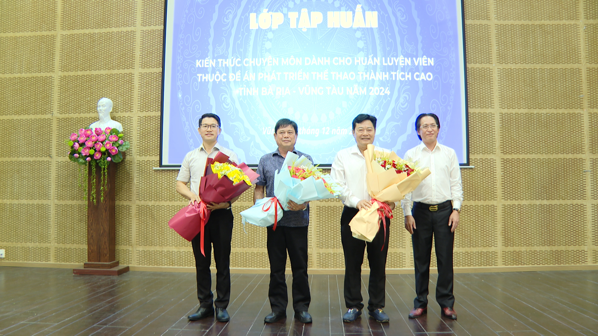 Ban tổ chức trao hoa cho các giảng viên tham gia tập huấn.
