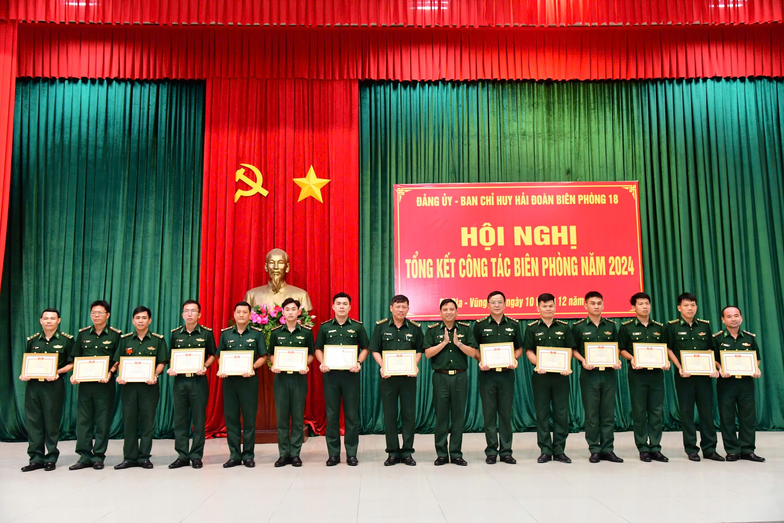 Lãnh đạo Hải Đoàn Biên phòng 18 trao giấy khen của các tập thể, cá nhân hoàn thành xuất sắc nhiệm vụ năm 2024.
