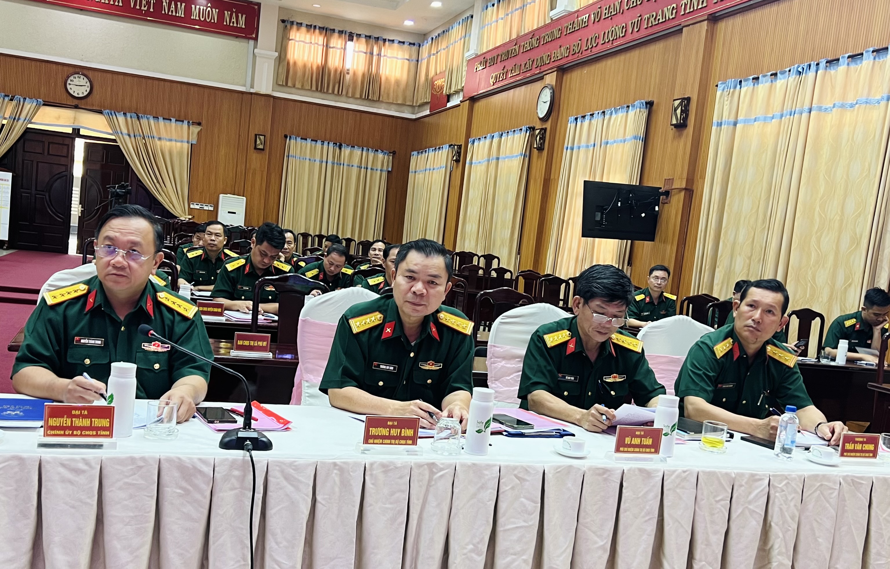 Các đại biểu tham dự hội nghị tổng kết hoạt động công tác đảng, công tác chính trị.