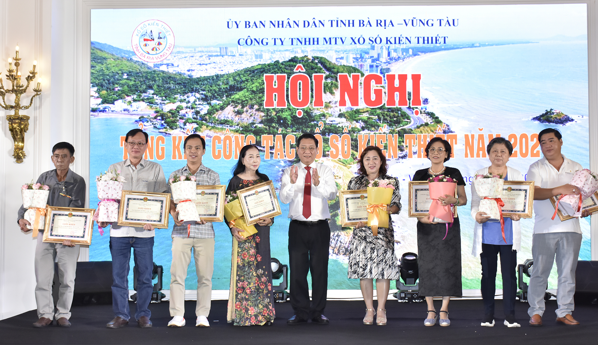 Ông Trần Hữu Phúc, Chủ tịch Công ty TNHH MTV Xổ số Kiến thiết tỉnh trao giấy khen cho các đại lý xổ số truyền thống tiêu biểu.