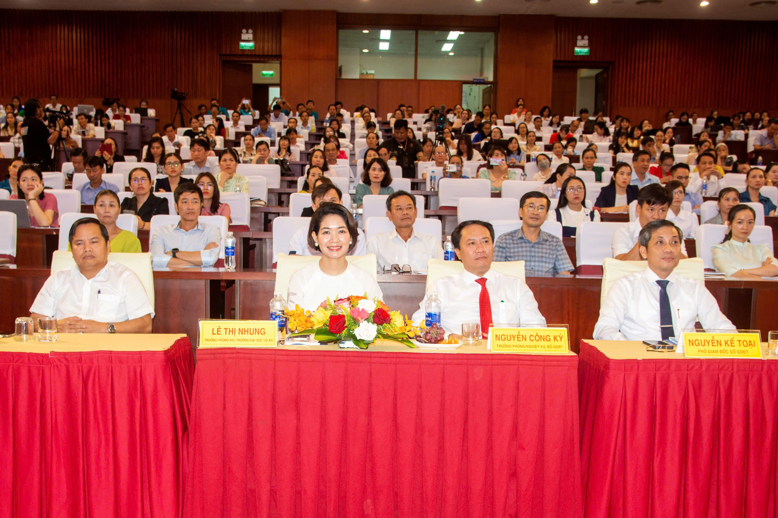 Các đại biểu tham dự hội thảo.