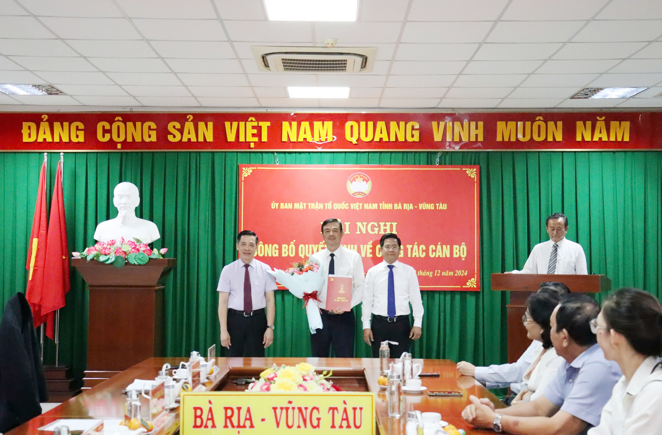 Trưởng Ban Tổ chức Tỉnh ủy Lưu Tài Đoàn; Chủ tịch UBMTTQ Việt Nam tỉnh Bùi Chí Thành trao Quyết định, tặng hoa chúc mừng ông Trịnh Hàng.
