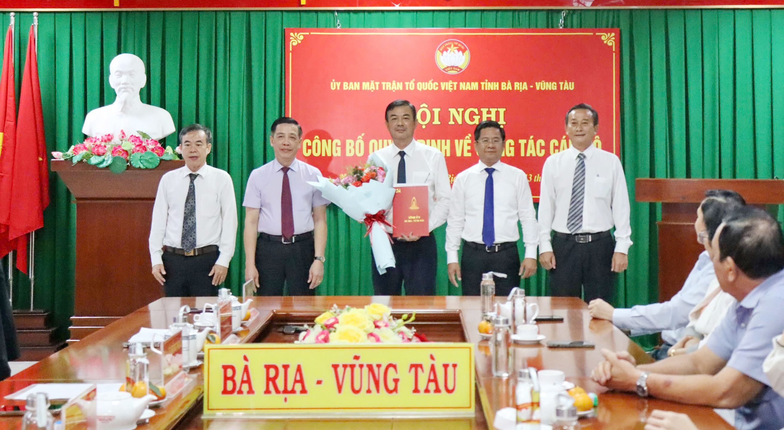 Ông Lưu Tài Đoàn và lãnh đạo UBMTTQ Việt Nam tỉnh chúc mừng tân Phó Chủ tịch UBMTTQ Việt Nam tỉnh Trịnh Hàng.