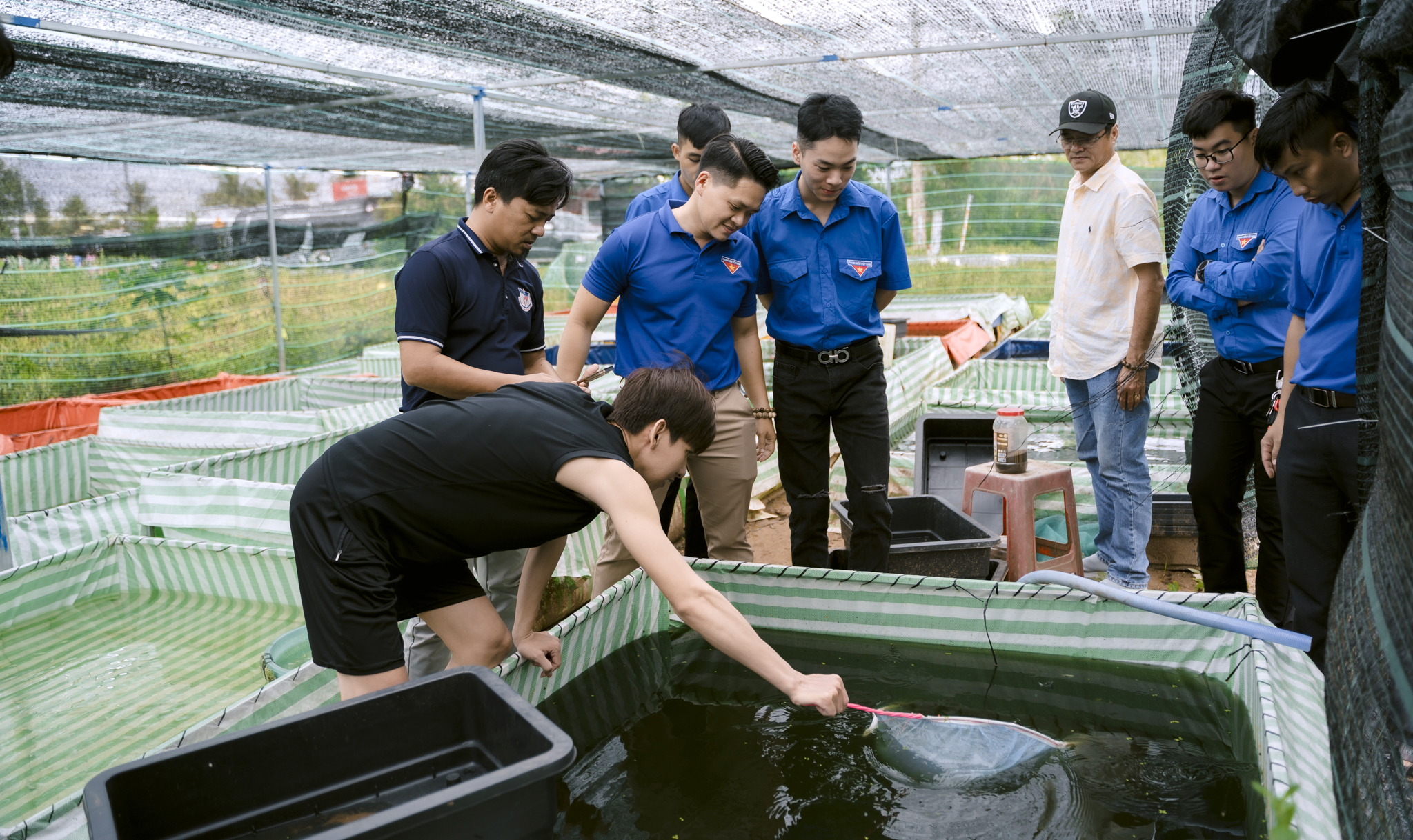  ĐVTN tham quan mô hình khởi nghiệp nuôi cá chạch và cá cảnh tại tỉnh Bến Tre.