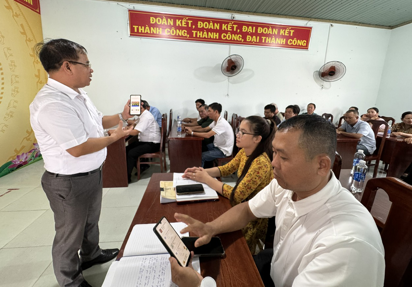 Ông Trần Ngọc Toàn, Chủ tịch Hội Nông dân TX.Phú Mỹ hướng dẫn hội viên tiếp cận sàn thương mại điện tử.