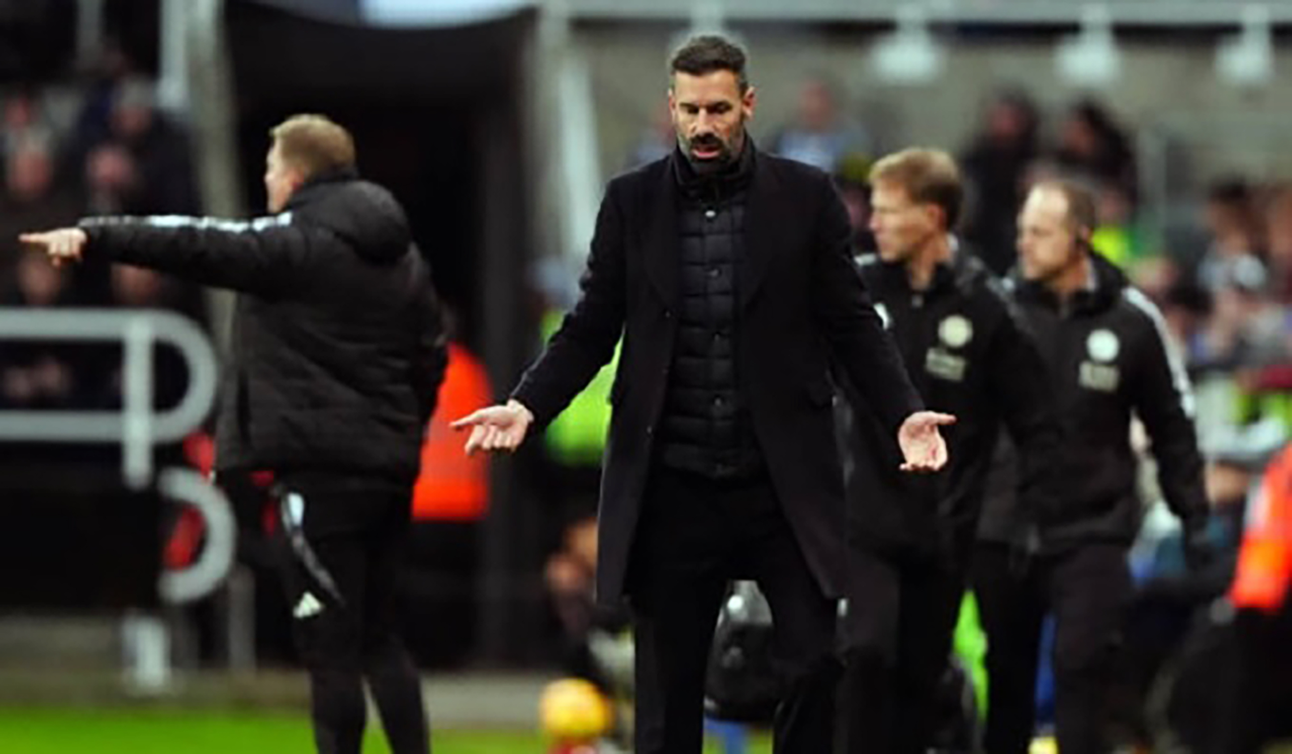 “Tuần trăng mật” của Van Nistelrooy đã kết thúc sau 10 ngày.