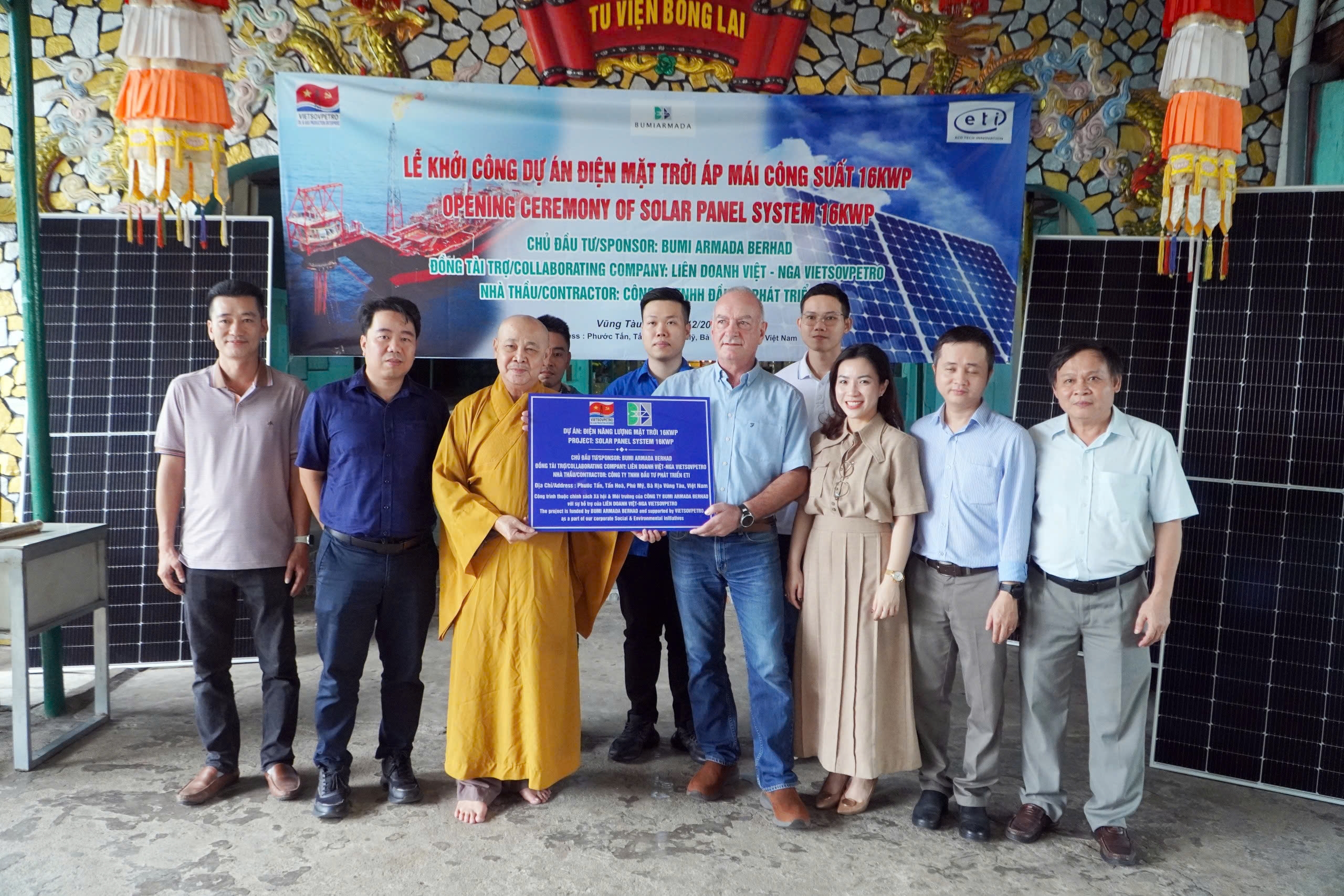 Ông Gary Scott Fearn – Onshore Operation Manager trao tấm bảng tượng trưng về dự án cho đại diện Tu viện Bồng lai