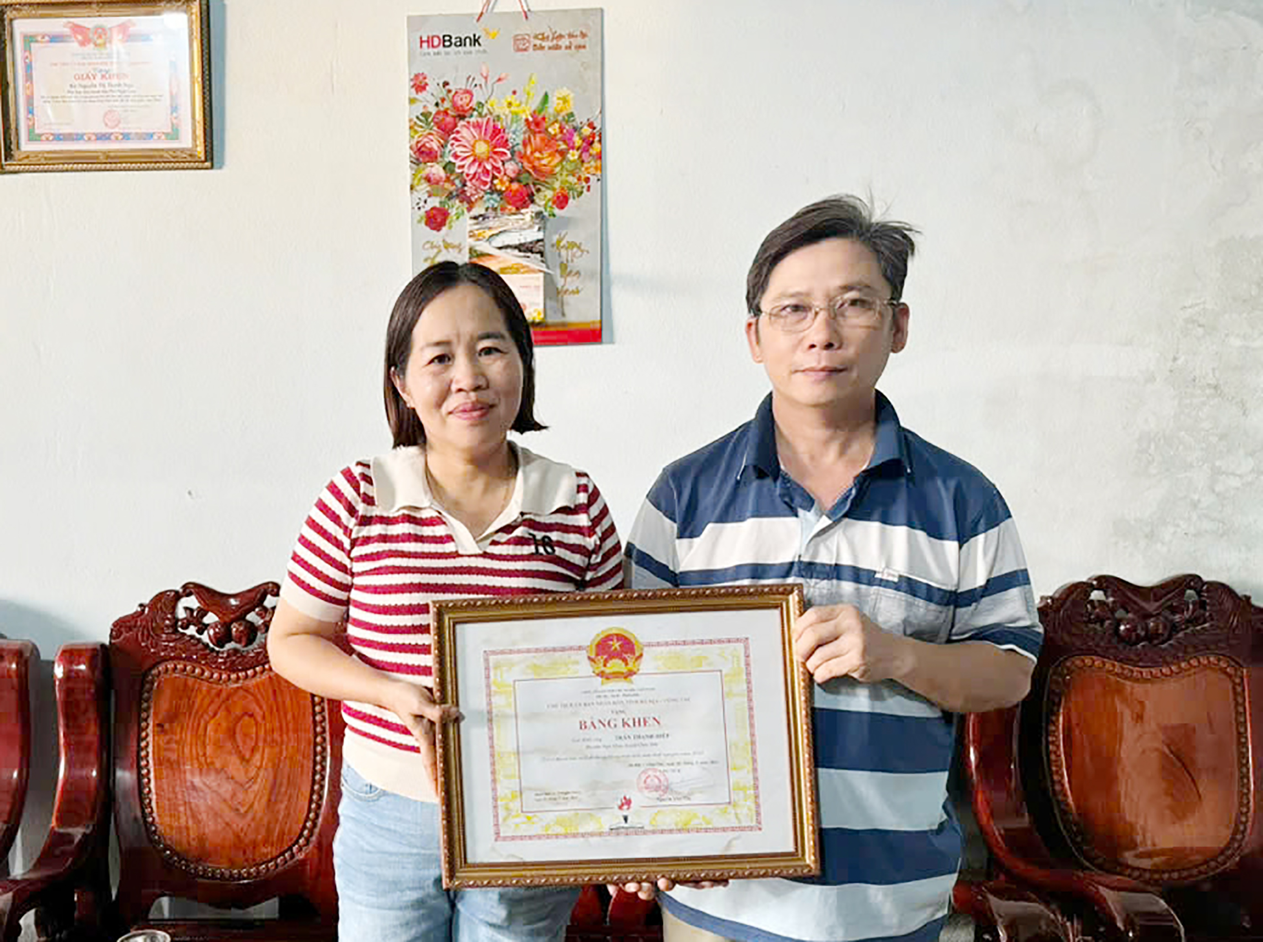 Vợ chồng bà Nguyễn Thị Thanh Nga, TT.Ngãi Giao, huyện Châu Đức với tấm Bằng khen của Chủ tịch UBND tỉnh, do có nhiều thành tích trong hiến máu nhân đạo.