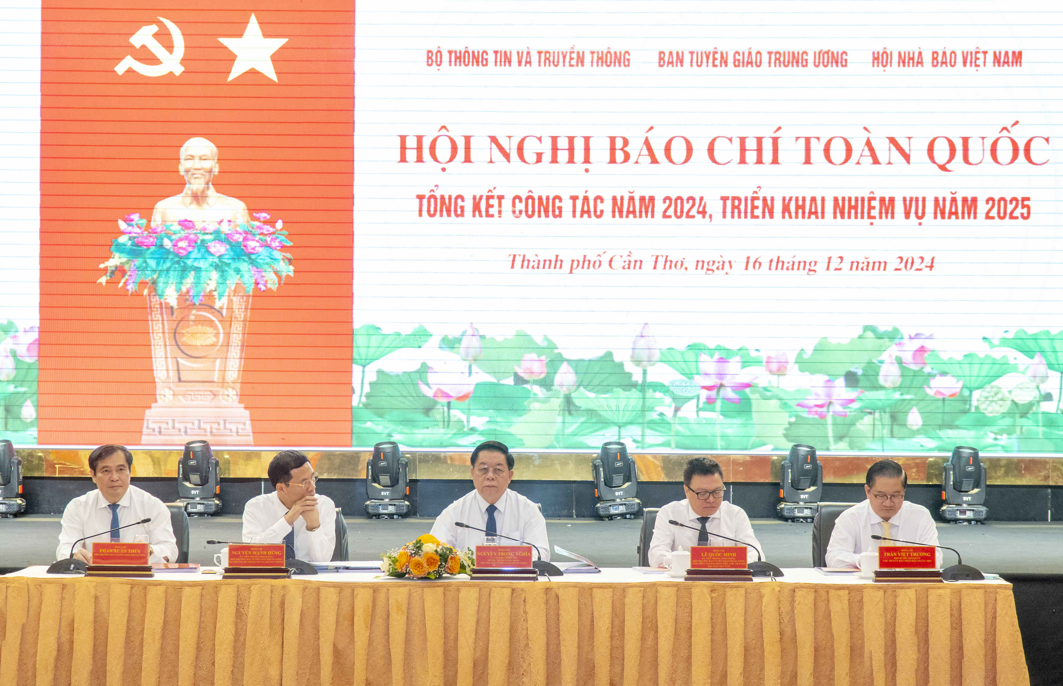 Các đại biểu chủ trì hội nghị.