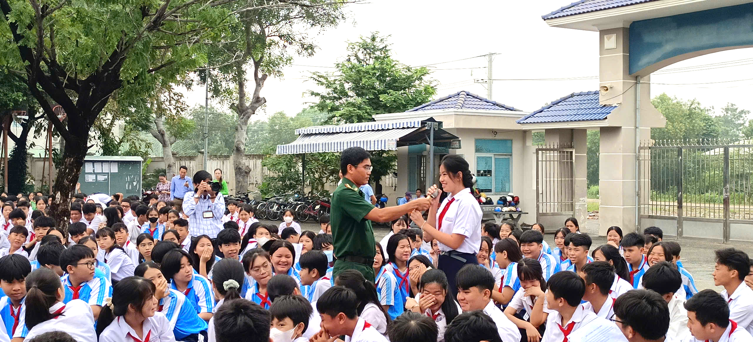 Cán bộ Đồn Biên phòng Phước Tỉnh giao lưu cùng học sinh Trường THCS Nguyễn Huệ (huyện Long Điền) tại chương trình 