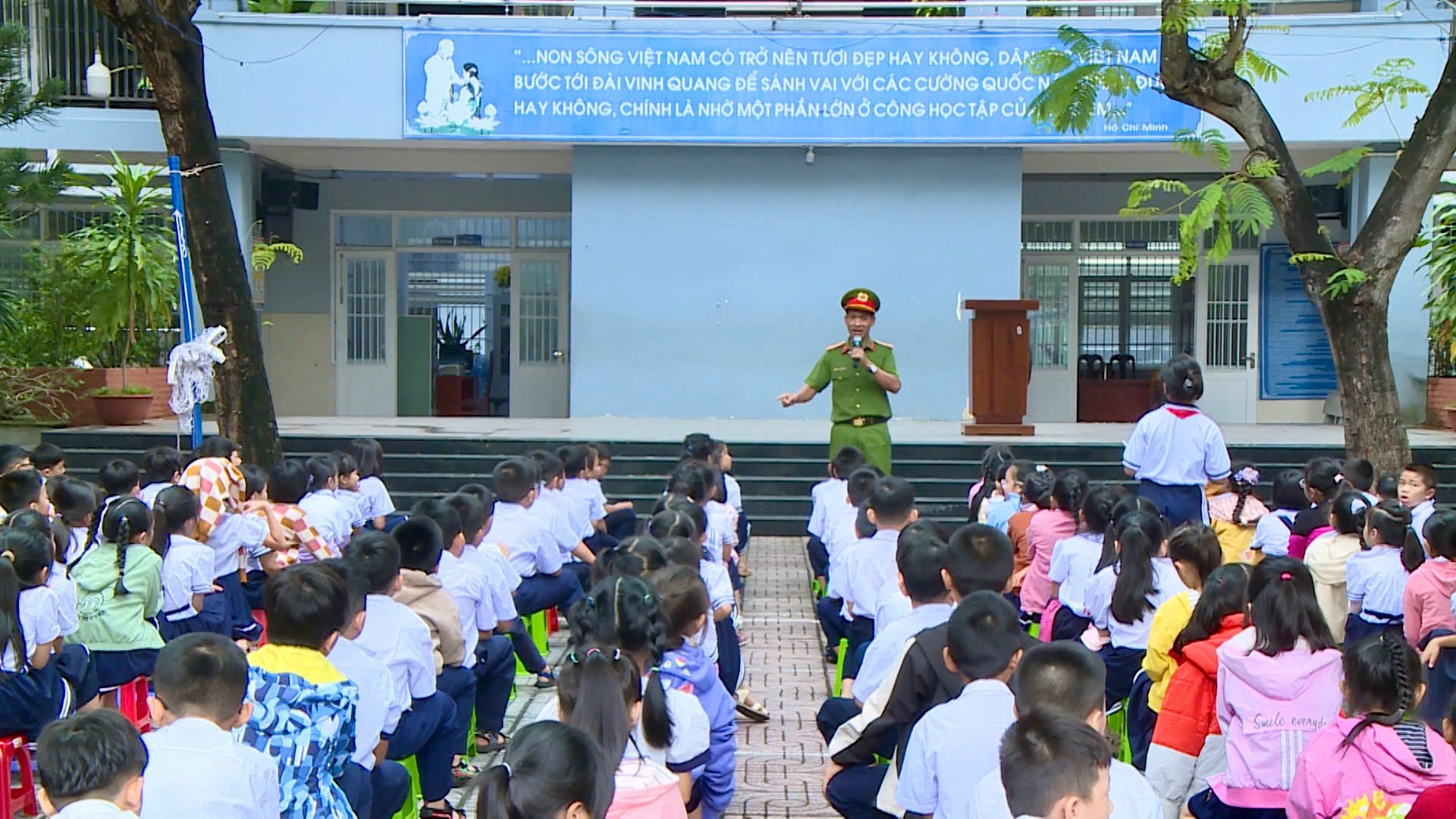 Công an phường Long Tâm tuyên truyền phòng chống tội phạm cho học sinh tại Trường TH Lê Lợi (TP.Bà Rịa).